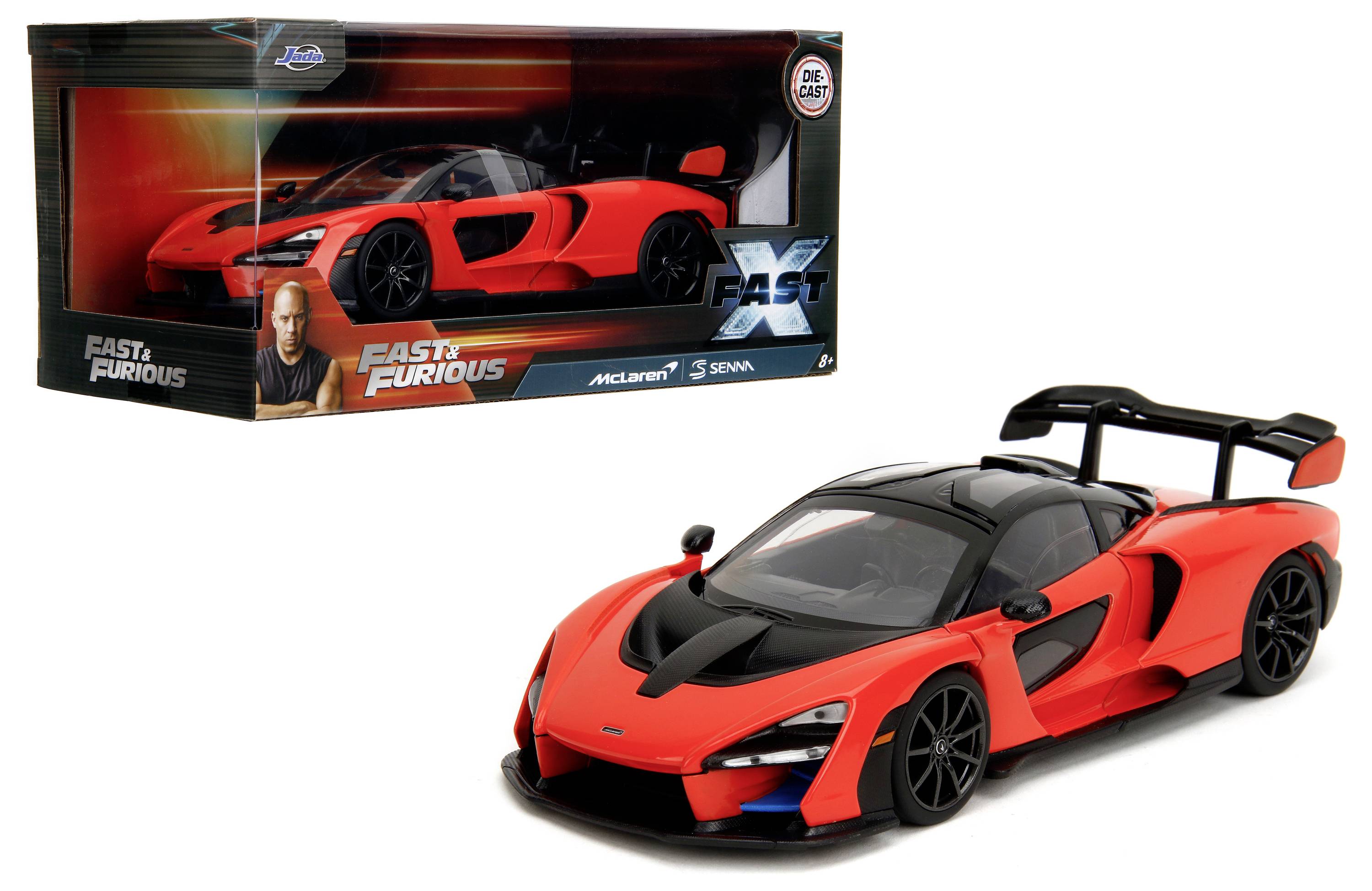 Červené hračkové auto typu McLaren Senna, inspirované filmem 'Rychle a zběsile', s obalem v pozadí.