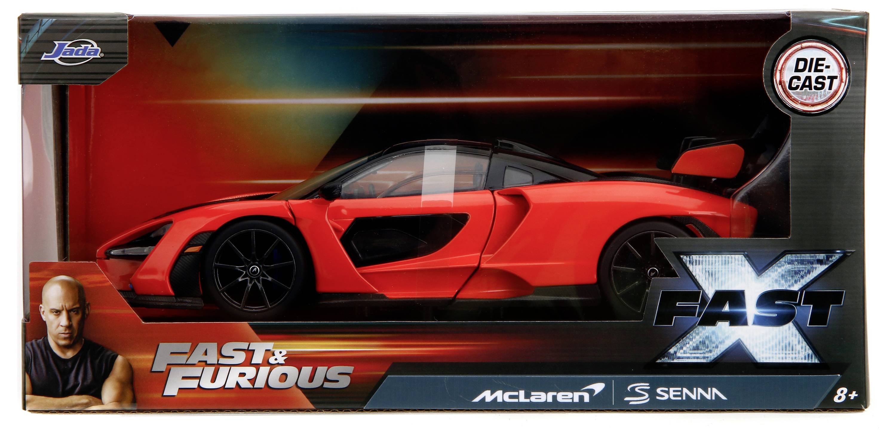 Hračkářská krabice červeného sportovního vozu v měřítku, s nápisem 'Fast X' a 'Fast & Furious'. Vhodné pro děti od 8 let.