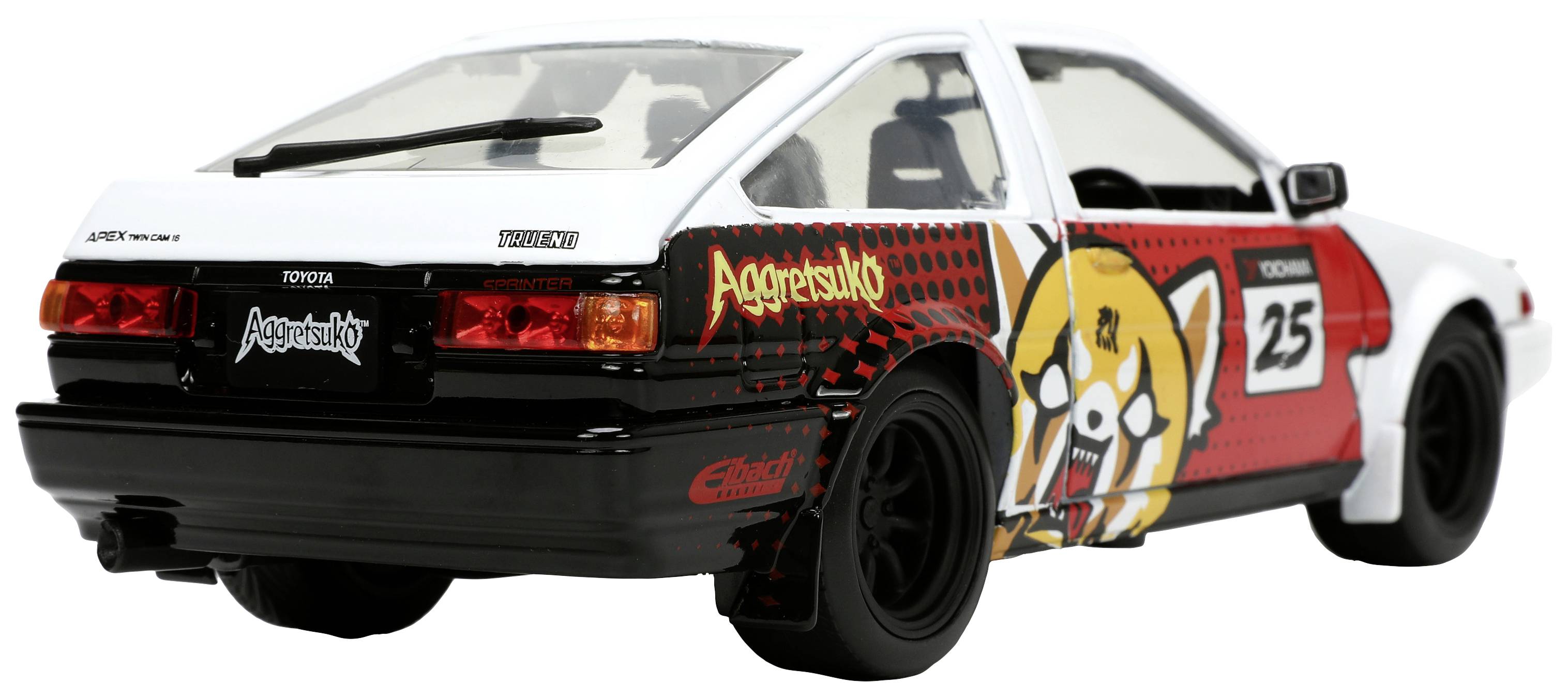 Modelové auto nabarvené červeným a bílým designem zobrazuje postavu Aggretsuko na boku a nese číslo 25.