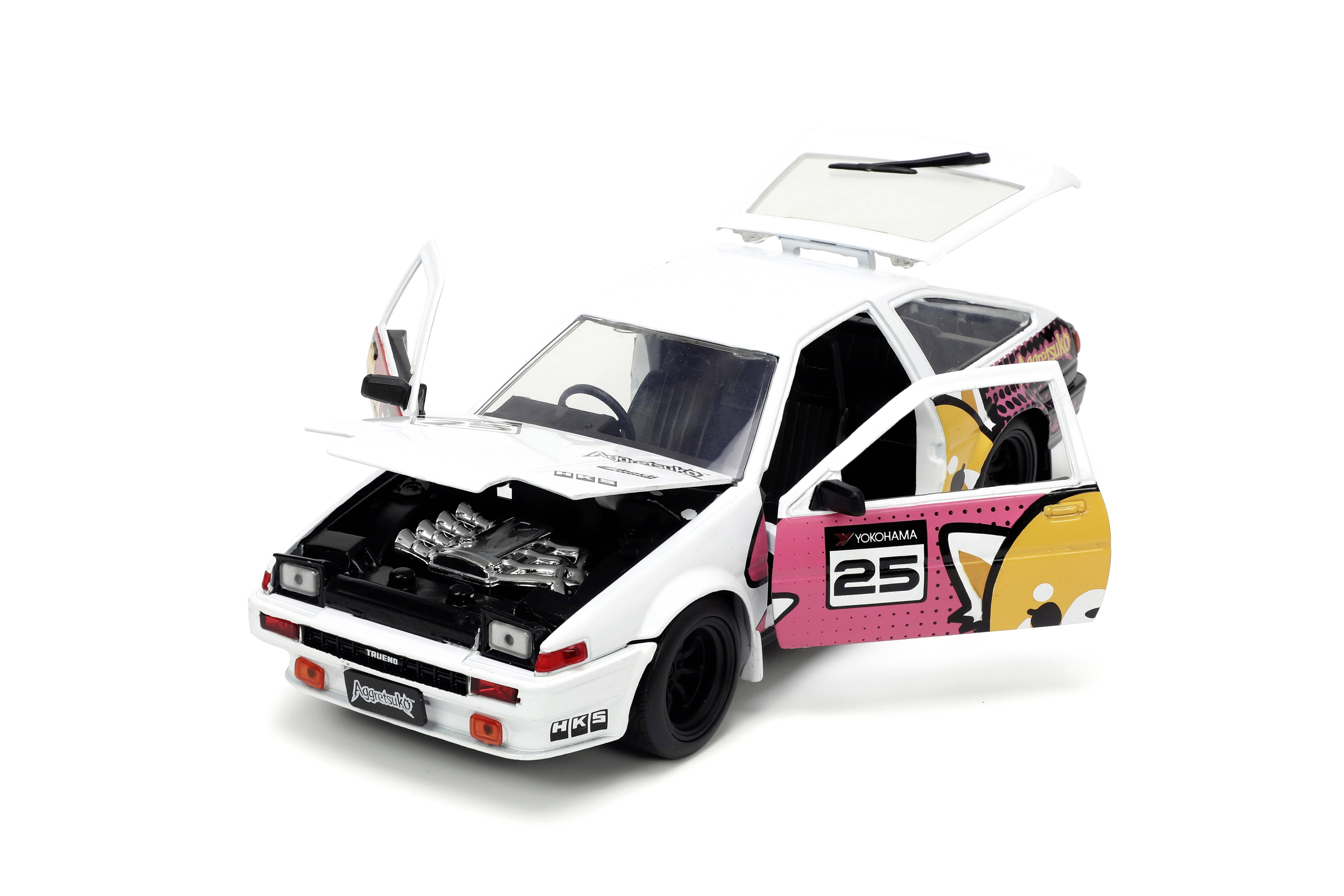 Bílé modelové auto s otevřenou kapotou a dveřmi. Na boku se nacházejí barevné grafiky a číslo '25'.