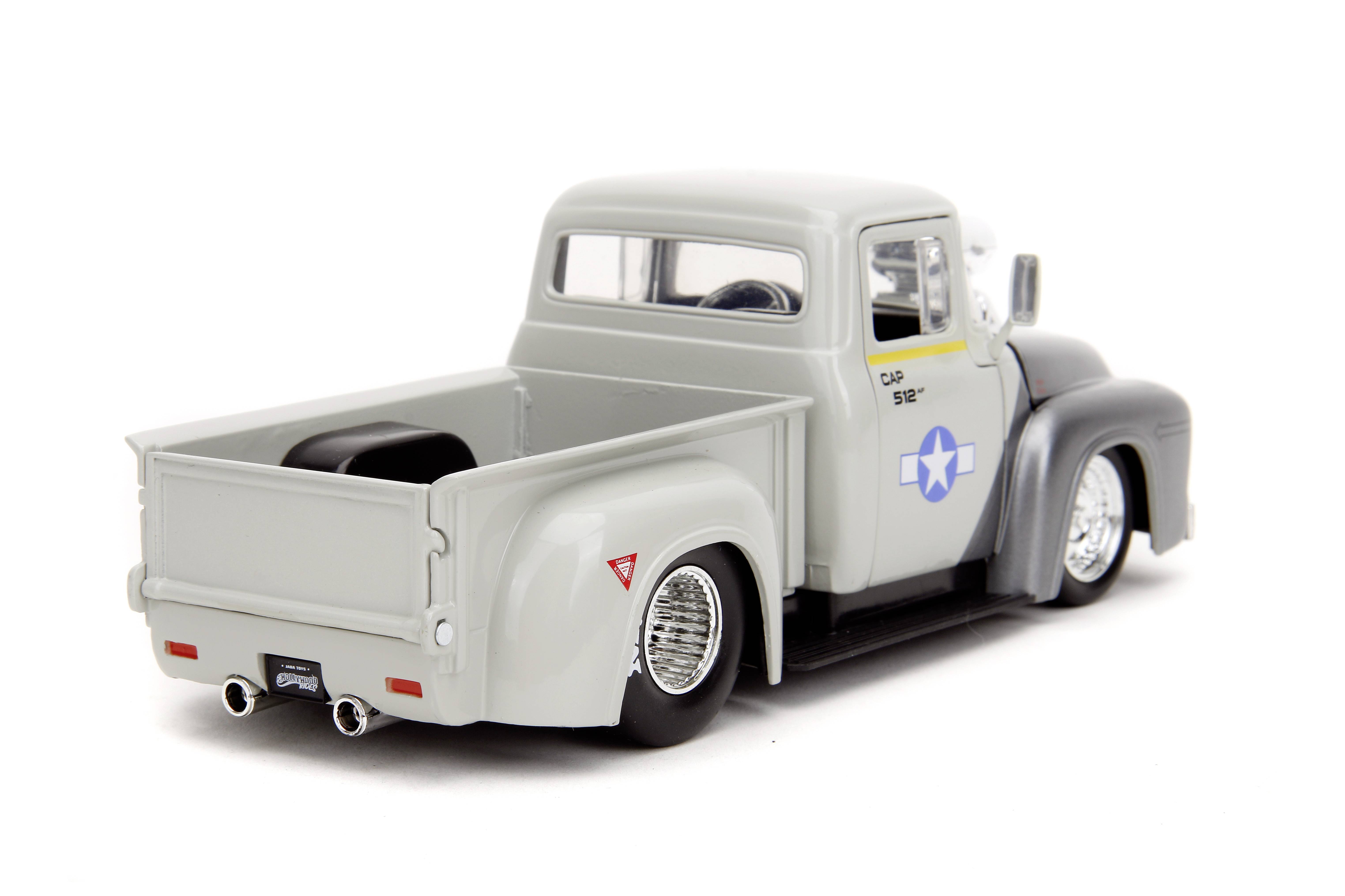 Stříbrný veterán pickup trucku s uzavřenou korbou, vojenskou hvězdou na boku, pohled zezadu.