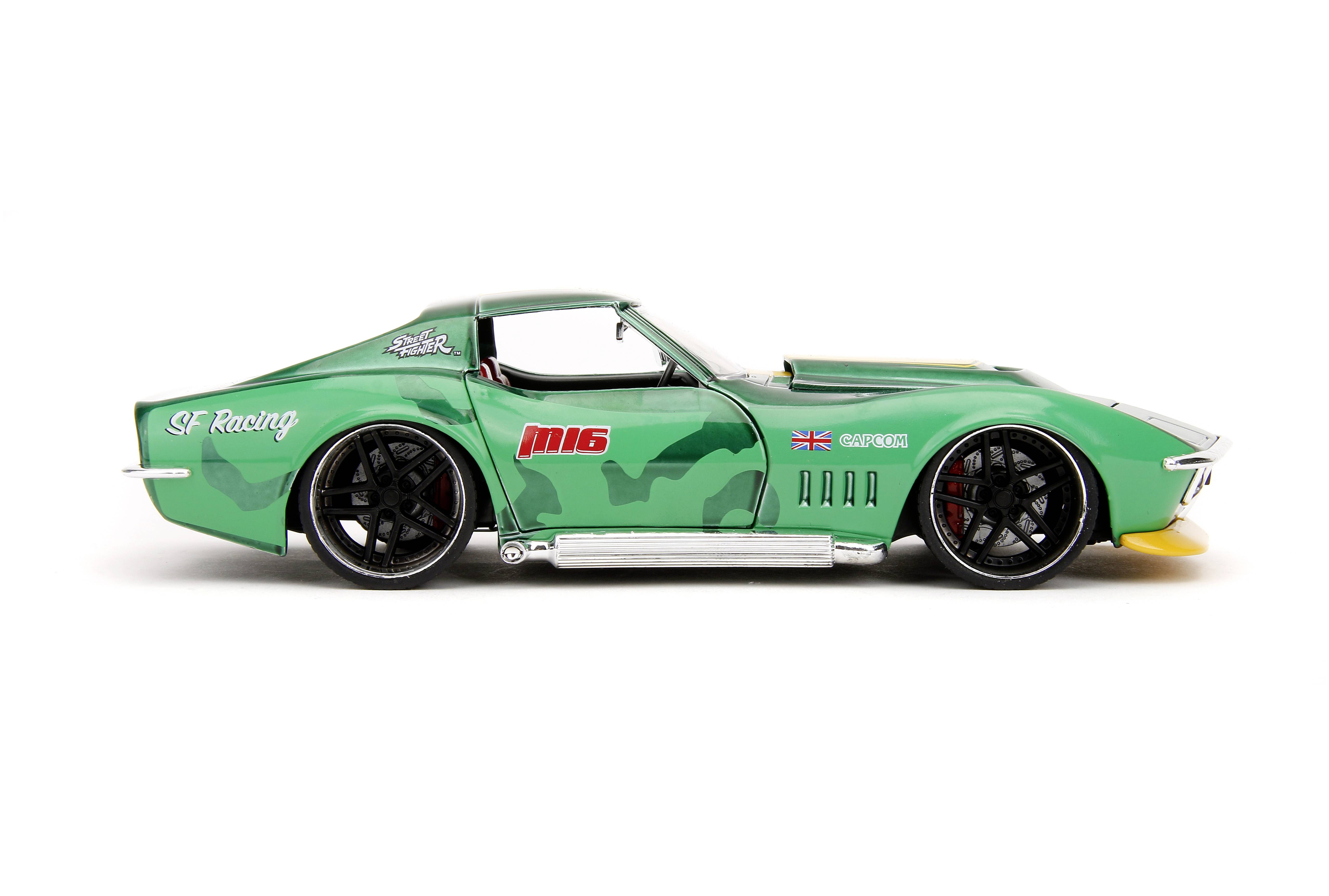 Zelené modelové auto ve stylu závodního automobilu s nápisem 'SF Racing' a britskou vlajkou na straně, stojí na bílém pozadí.