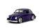 Fialový model klasického VW Brouka se stříbrnými ráfky na bílém pozadí.