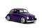 Fialové modelové auto ve stylu klasického VW Brouka stojí na bílém pozadí.