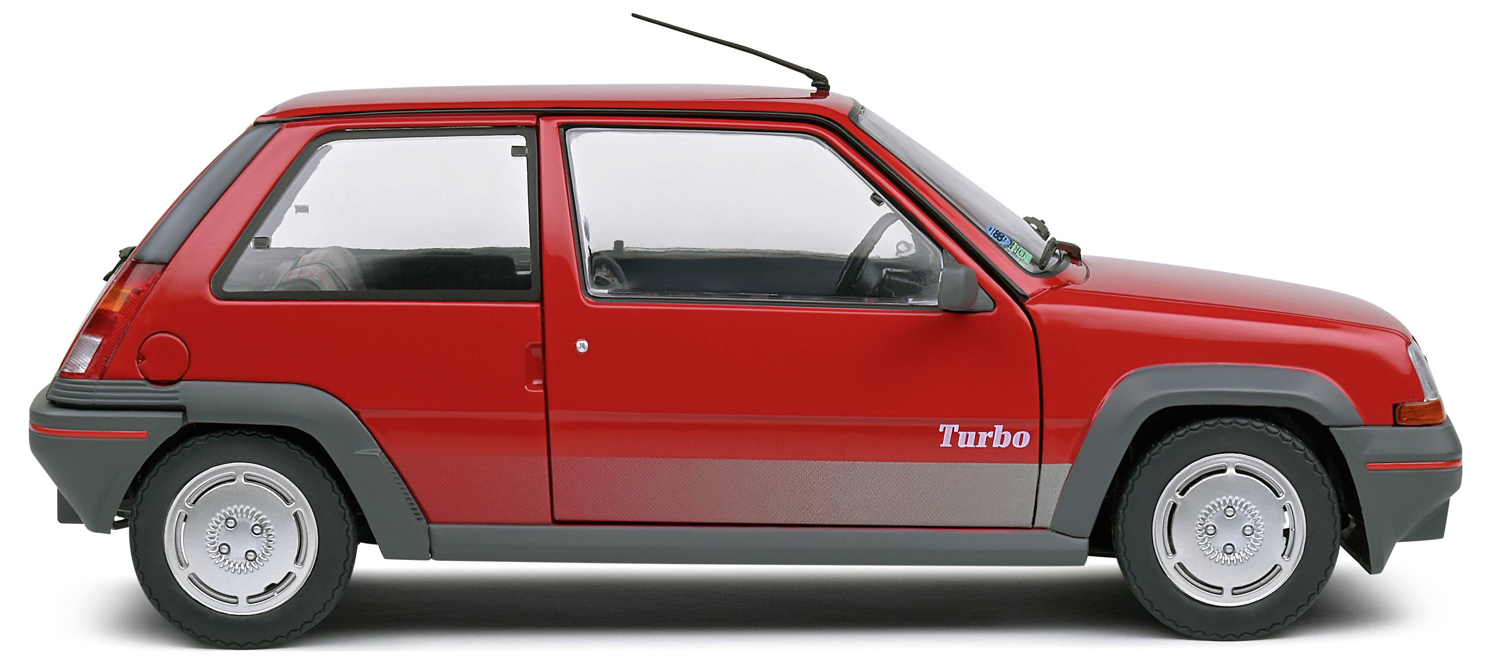 Červené auto z boku, model Renault 5, s nápisem 'Turbo' na dveřích.