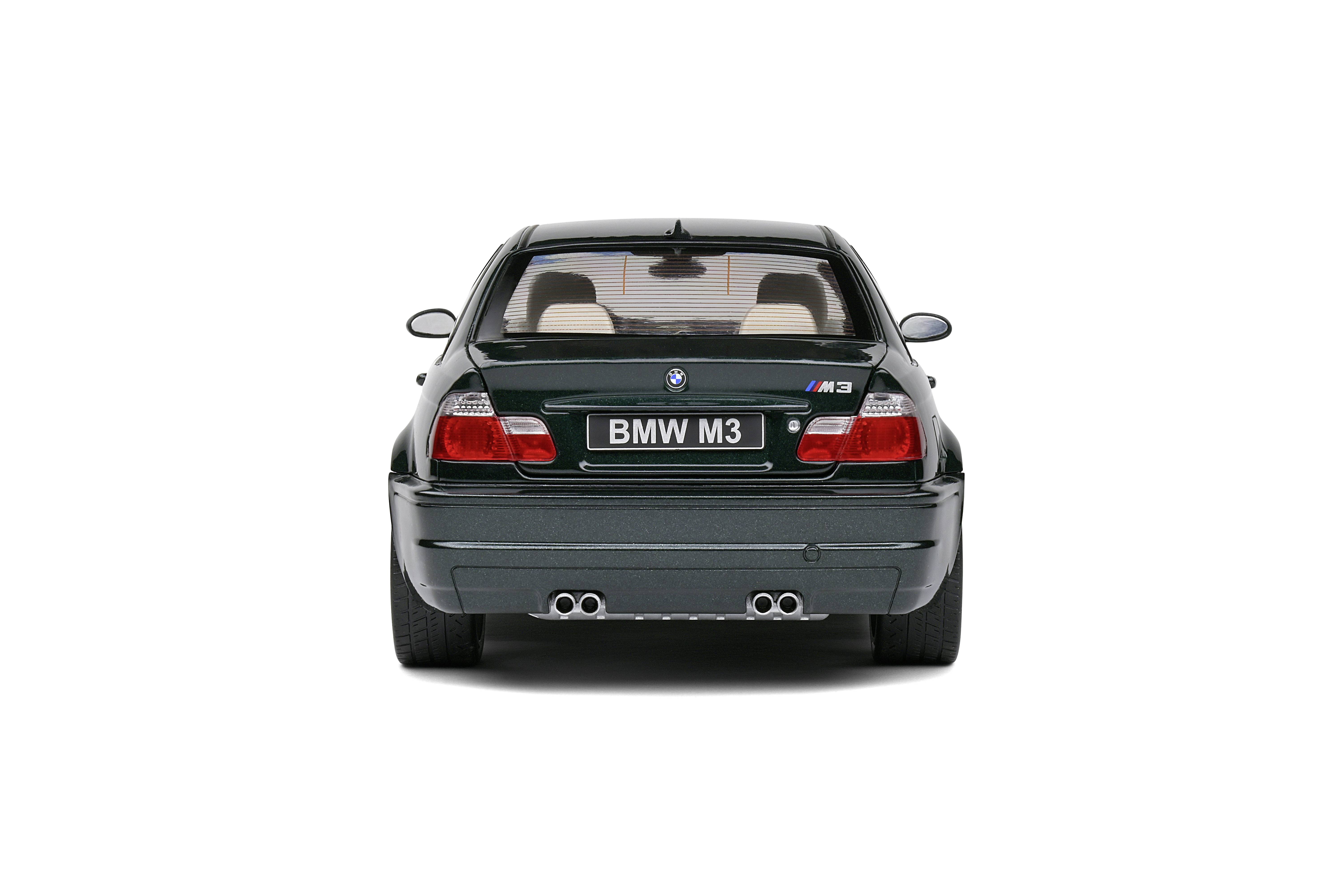 Zadní pohled na černý vůz BMW M3 s dvojitým výfukem a poznávací značkou s nápisem 'BMW M3' na bílém pozadí.
