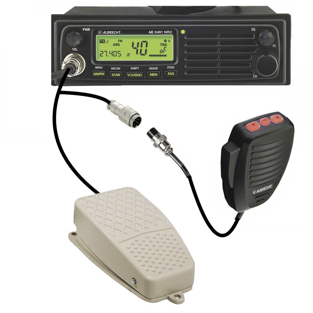 Rádiové zařízení s mikrofonem a nožním pedálem. Displej zobrazuje 27,405 MHz. Vhodné pro komunikační účely, zobrazuje frekvenci, hlasitost a různá nastavení.
