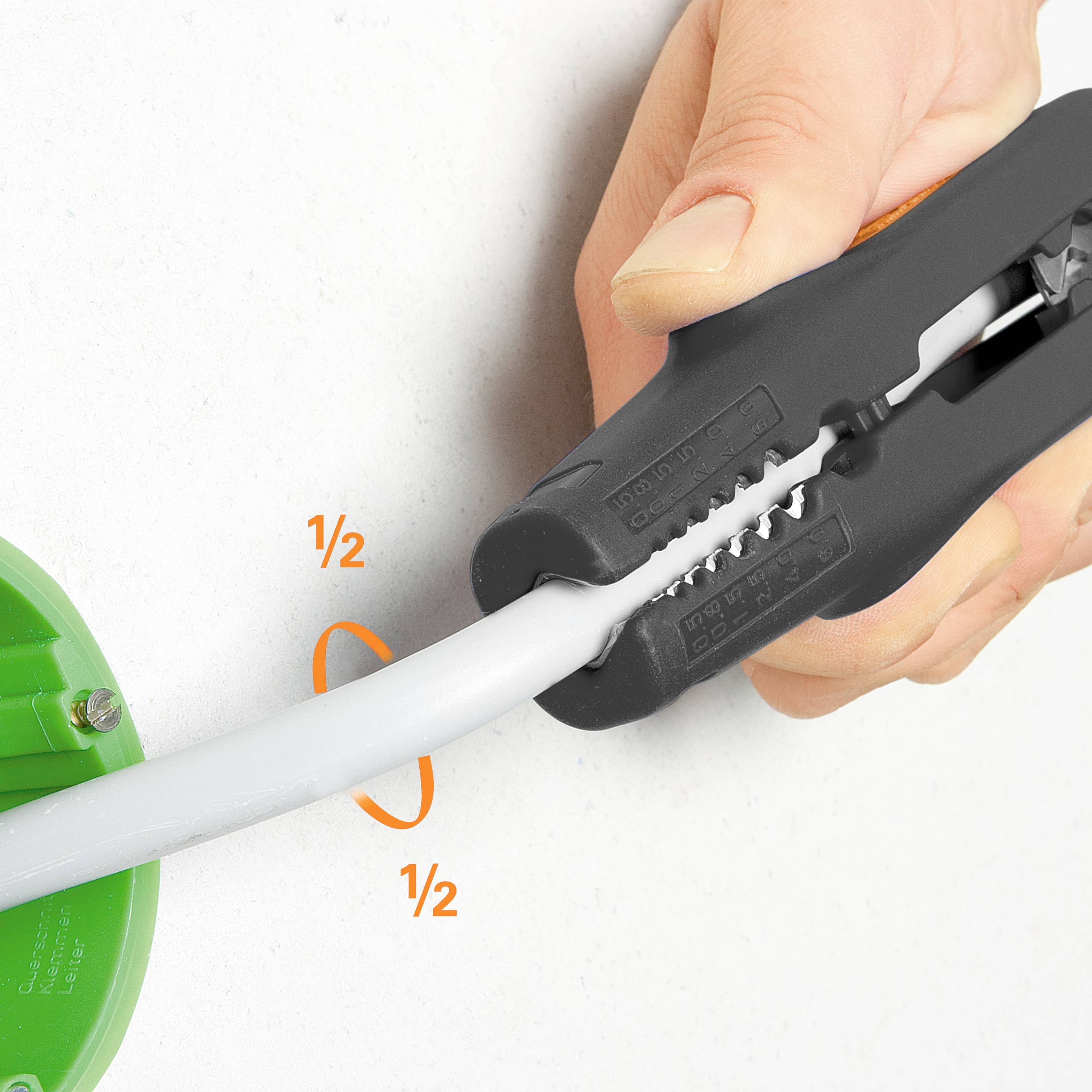 Ruka drží nástroj, který odstraňuje izolaci z kabelu. Kabel vyčnívá do zelené dózy. Čáry vyznačují polovinu šířky zářezu.