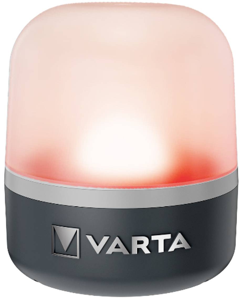 Malá, kulatá lampa Varta s černou základnou vyzařuje teplé, červené světlo. Hodí se jako noční lampička.