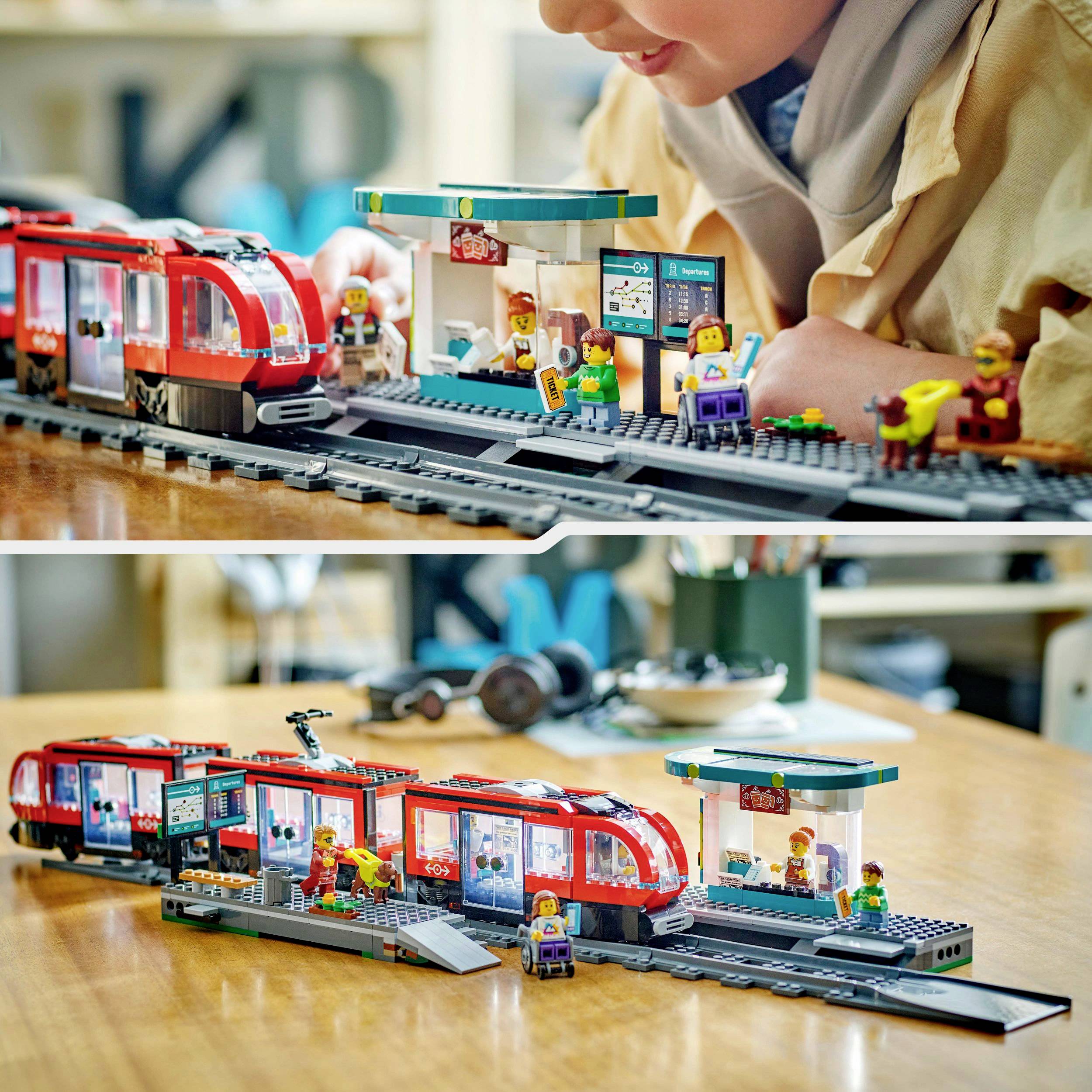 Dva obrázky ukazují hračku LEGO, konkrétně červenou elektrickou železnici s figurkami na zastávce. Děti si s ní nadšeně hrají.