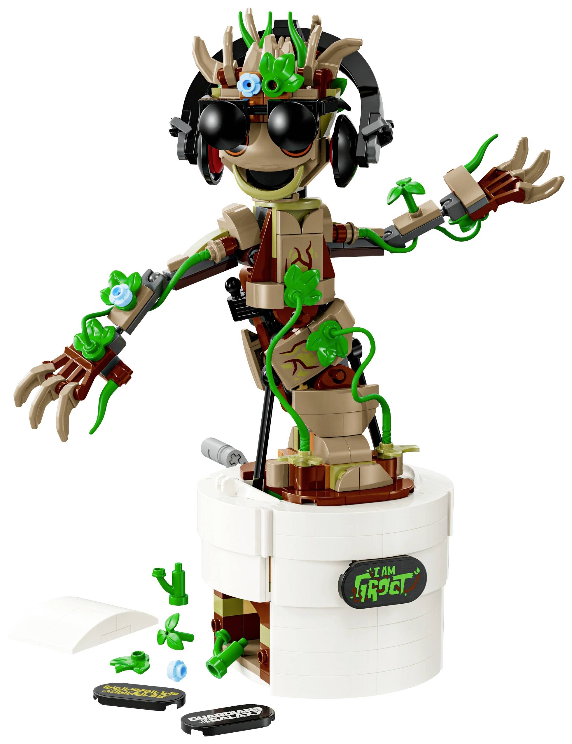 Lego figurka znázorňuje veselý strom s nasazenými sluchátky a zelenými listy. Podstavec je opatřen nápisem 'I'm Groot'.