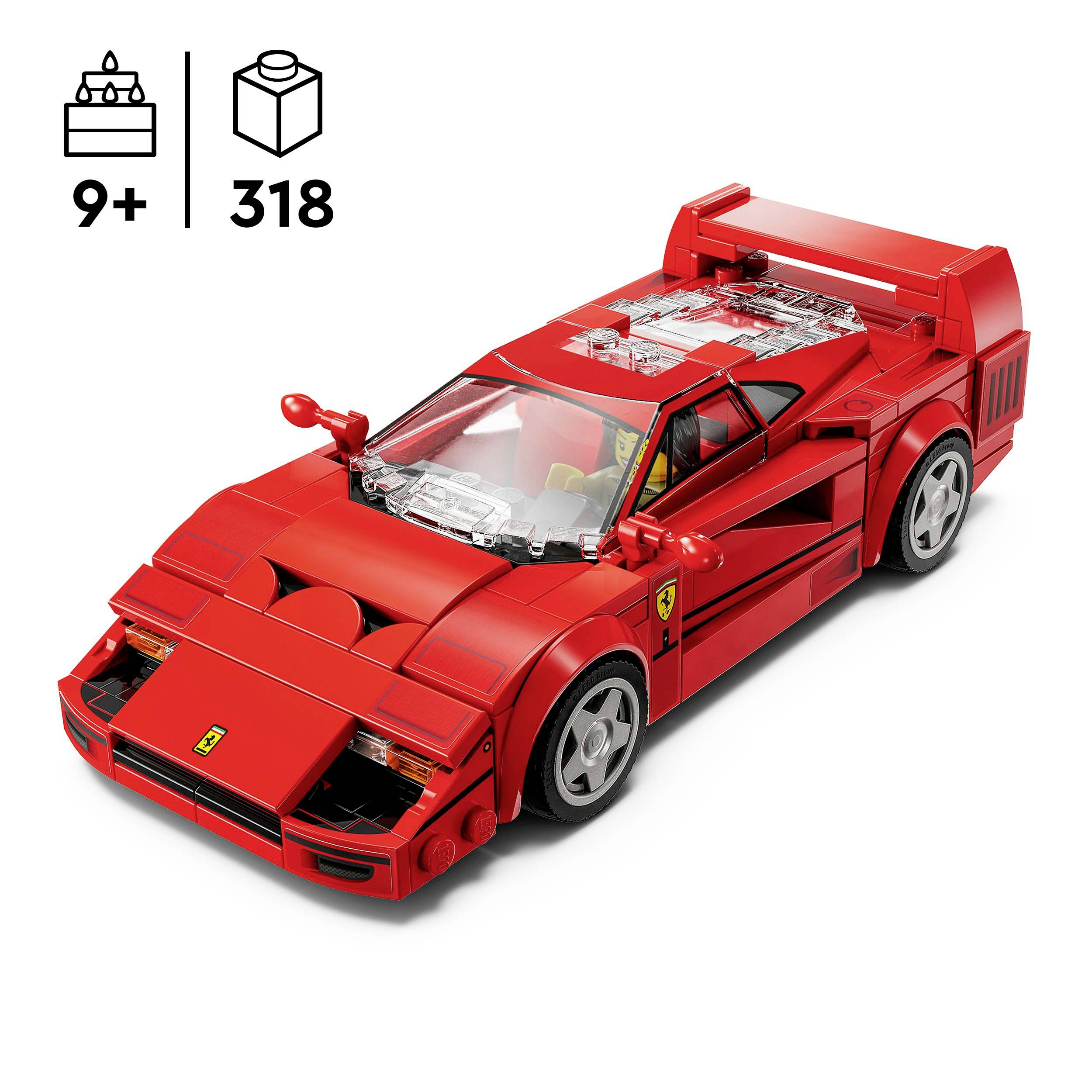 Červené modelové auto ze stavebních dílků s potiskem '9+' a '318 dílů', inspirované klasickým sportovním vozem.