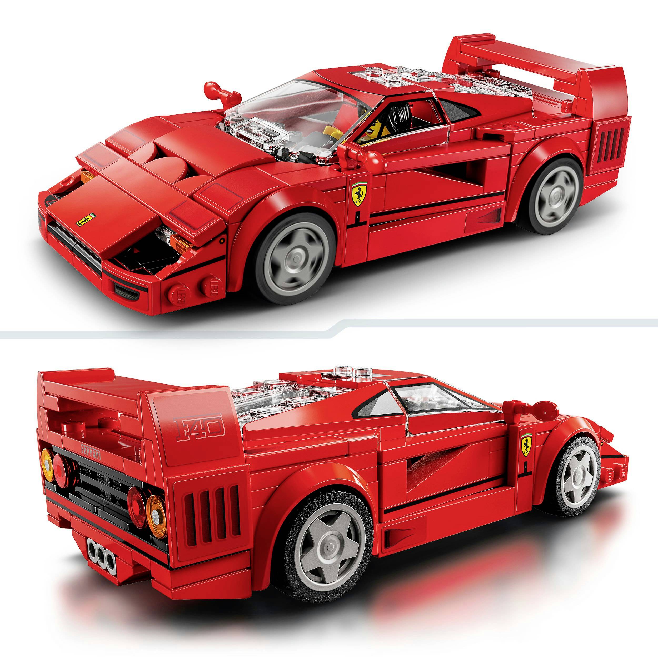Červené hračkové auto, které je věrnou miniaturou klasického sportovního vozu s výraznými větracími otvory a křídly. Viditelný pohled zepředu i zezadu.
