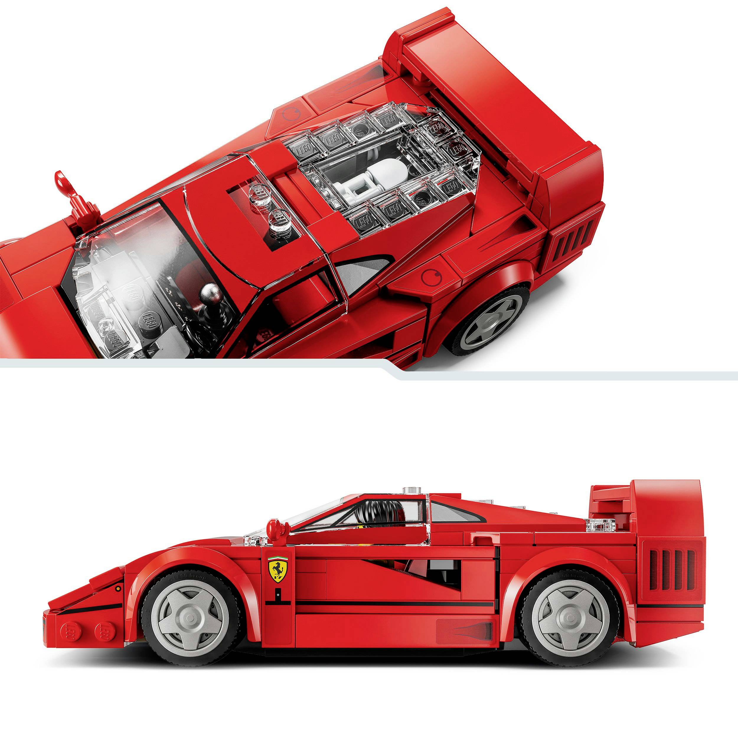 Červený model auta LEGO se závodním designem a logem Ferrari na boku. Zobrazuje detaily motoru a karoserie. Pohled z profilu a šikmý pohled.
