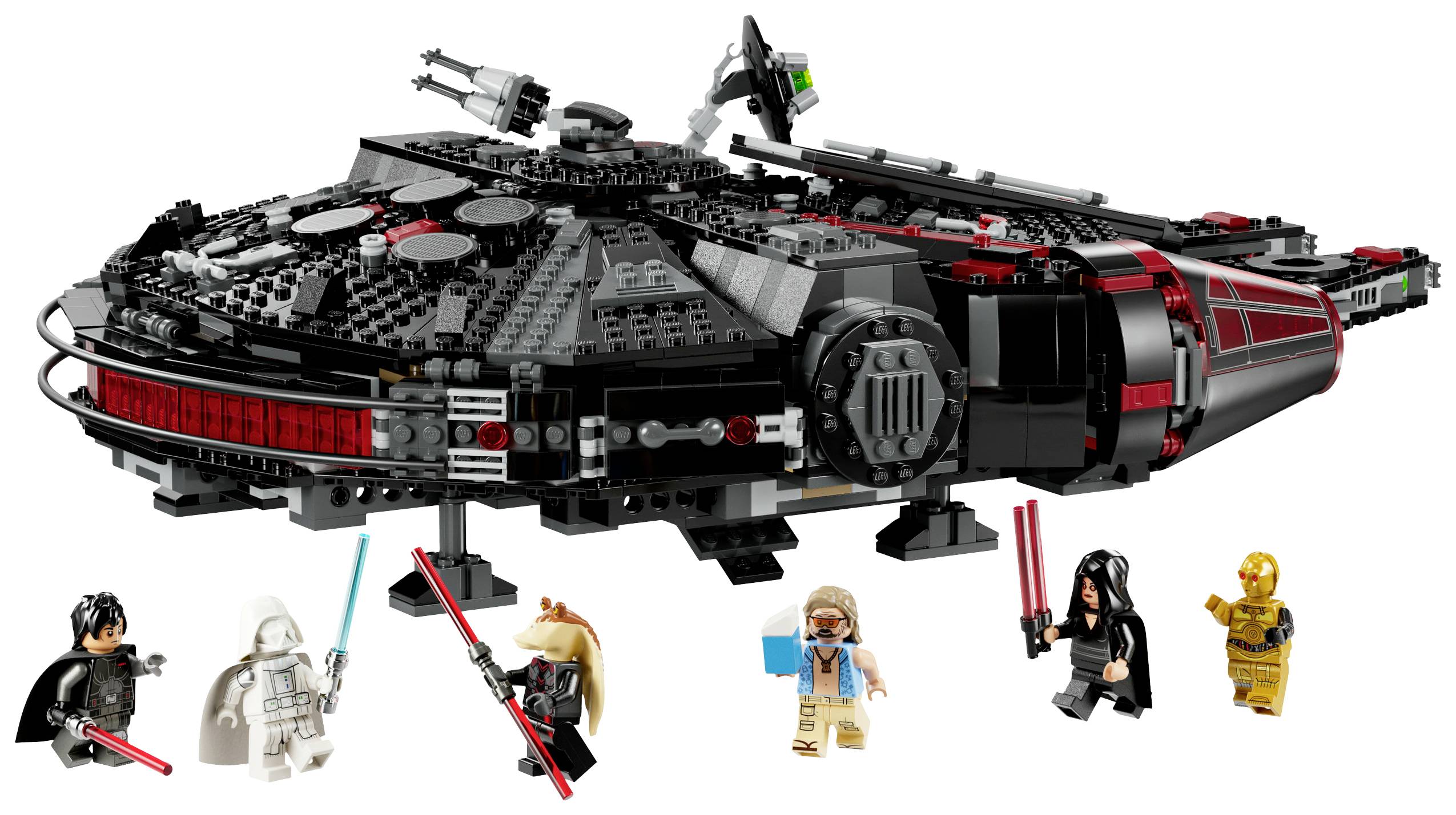Lego vesmírná loď s černými a červenými detaily, obklopená pěti Lego figurkami se zbraněmi a různými kostýmy.