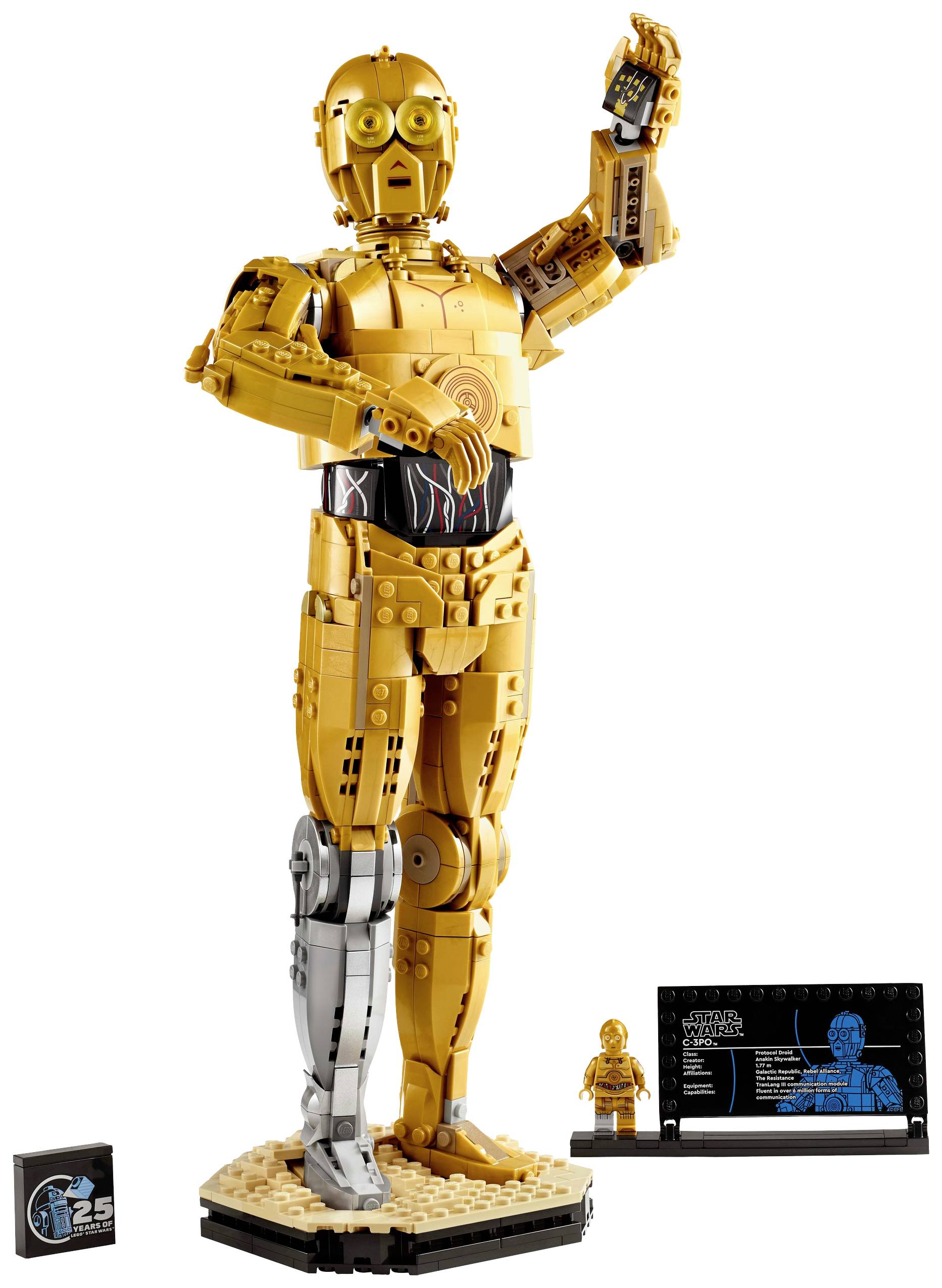 Detailně propracovaná LEGO figurka humanoidního robota se zlatou a stříbrnou barvou nohou drží v ruce malé zařízení.