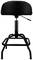 Černá stolička s kulatým, čalouněným sedákem a nastavitelnou kovovou základnou. Ideální pro pracoviště nebo bar.