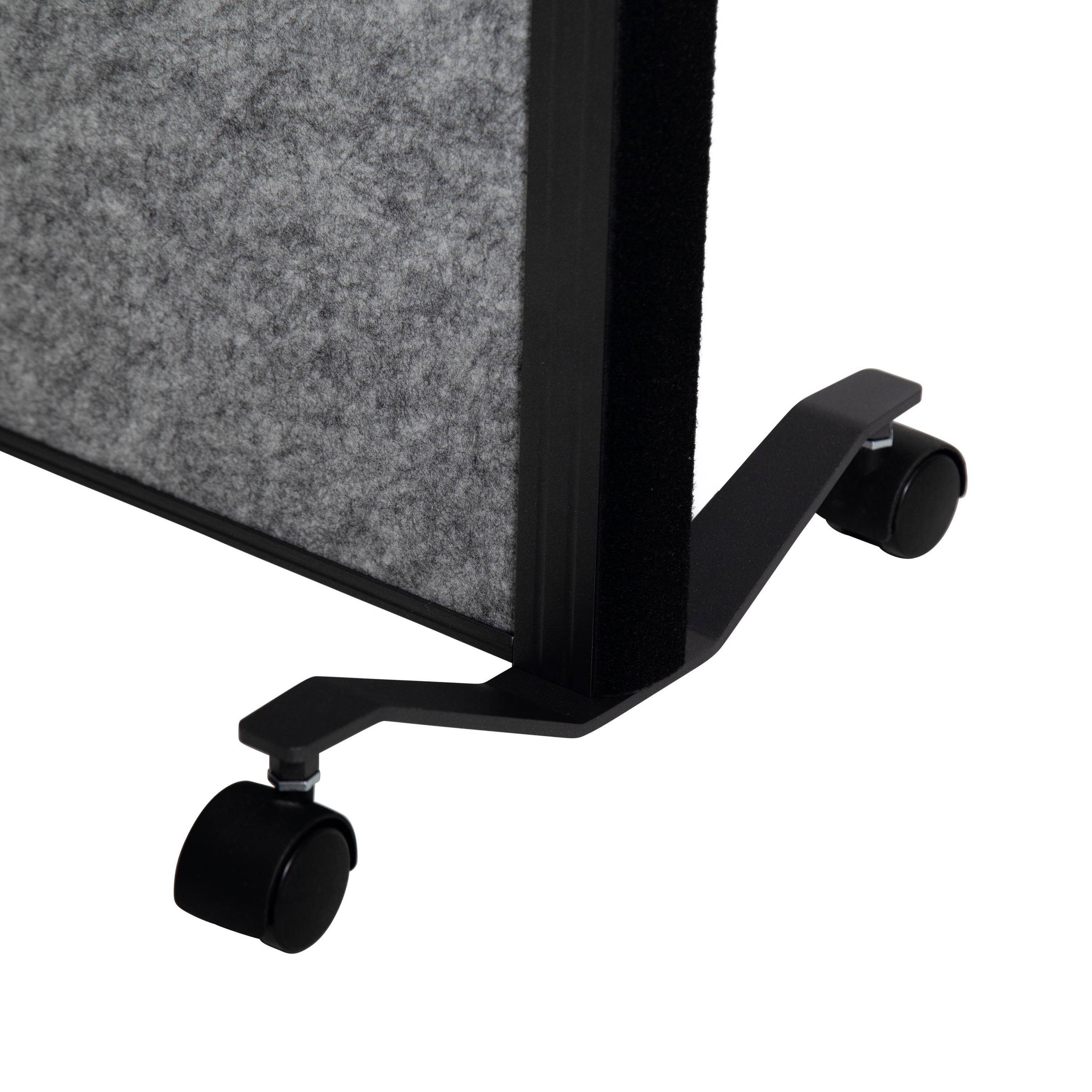 Detailní záběr pojezdového podvozku s koly, který drží šedý textilní panel. Design umožňuje snadný pohyb a flexibilitu.