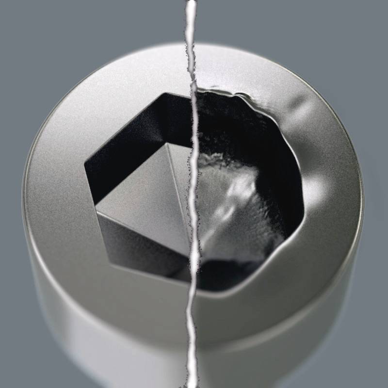 Obraz znázorňuje roztržený 3D objekt s geometrickými tvary, napůl geometrickými, napůl zmačkanými, před šedým pozadím.