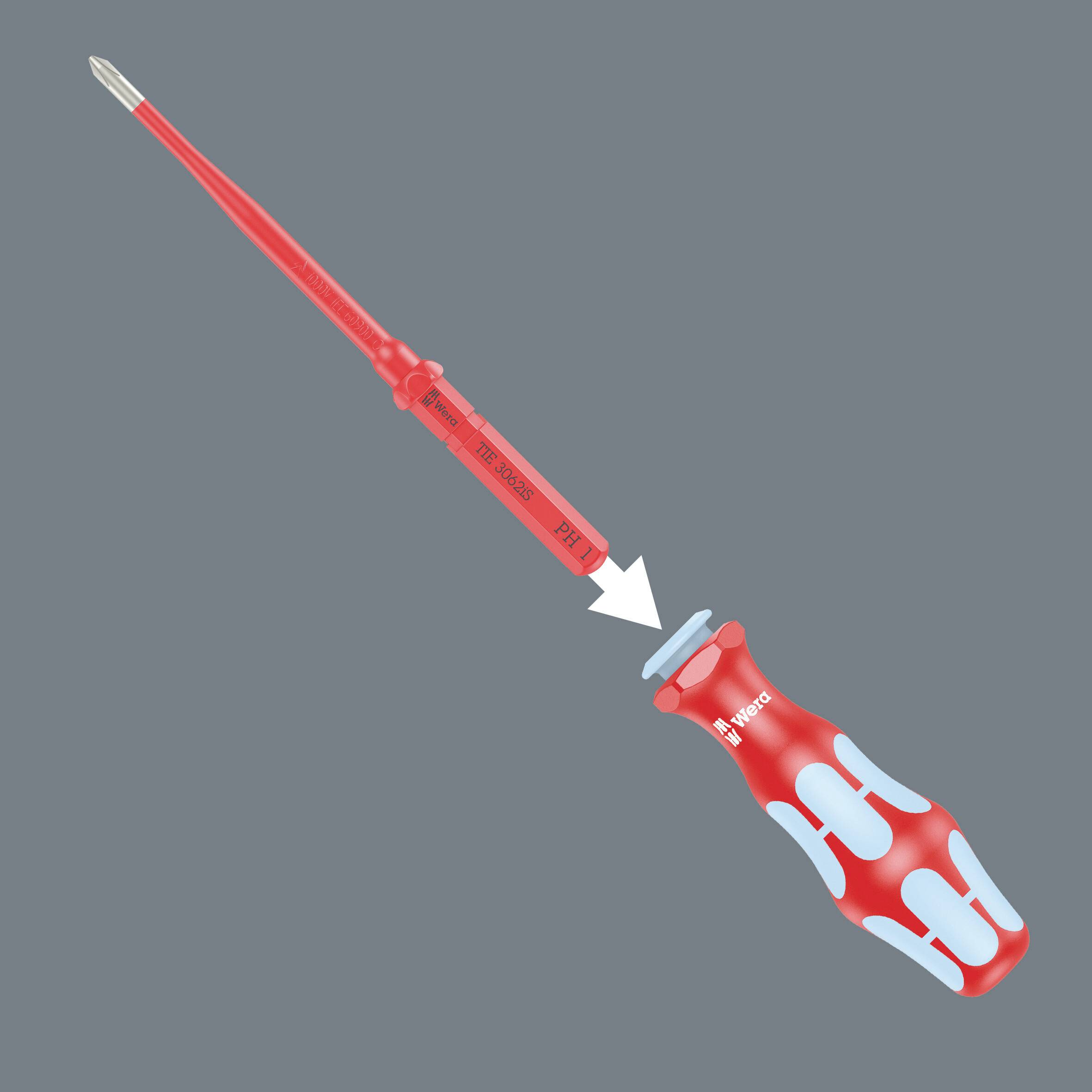 Šestihranný šroubovák s červeným a modrým držadlem, izolovaný, s logem Wera, ukazující černou šipkou na zesílenou špičku.