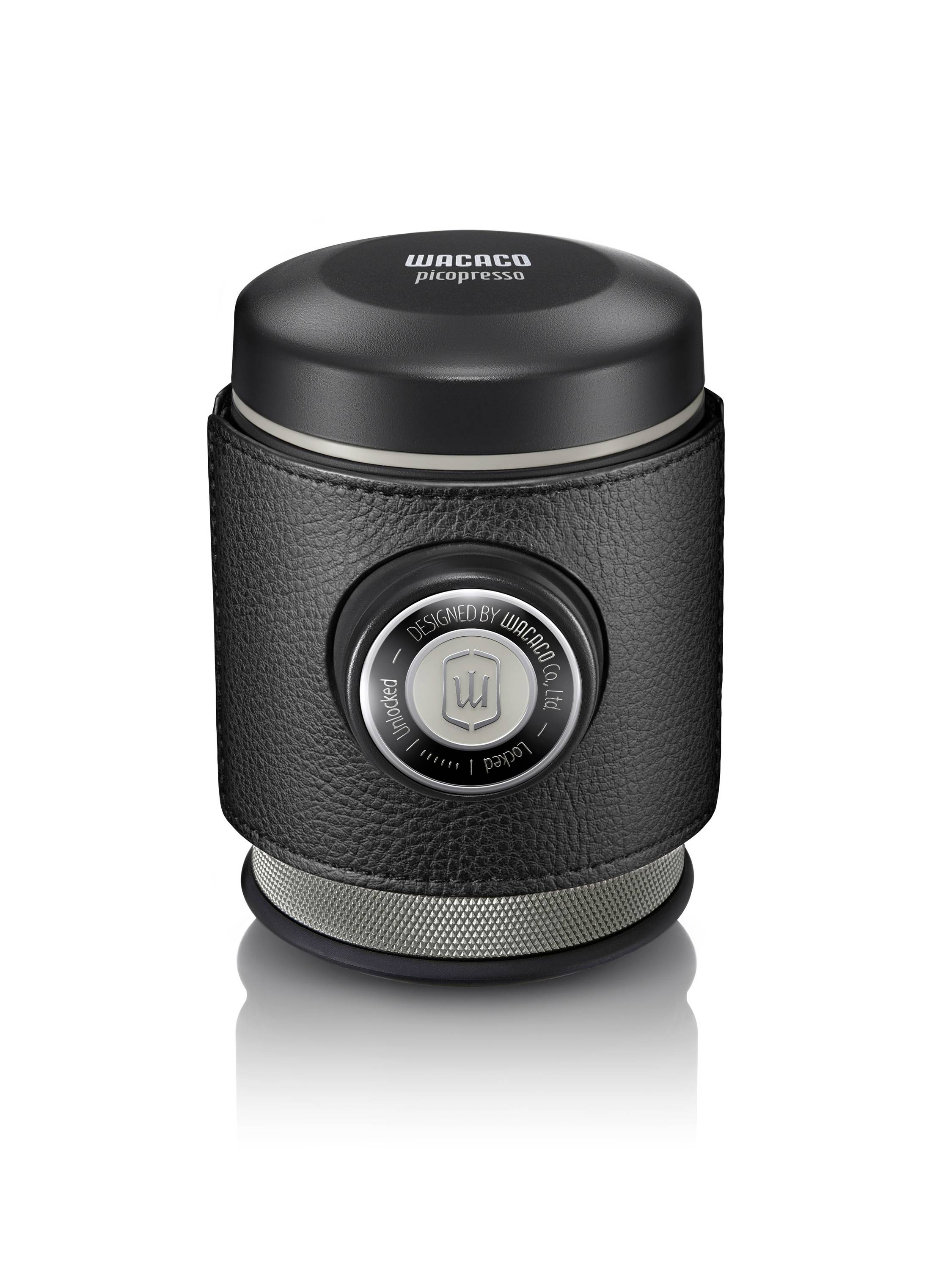 Přenosný nástavec na espresso s černým pouzdrem a tlakovým tlačítkem uprostřed, ideální pro přípravu kávy na cestách.