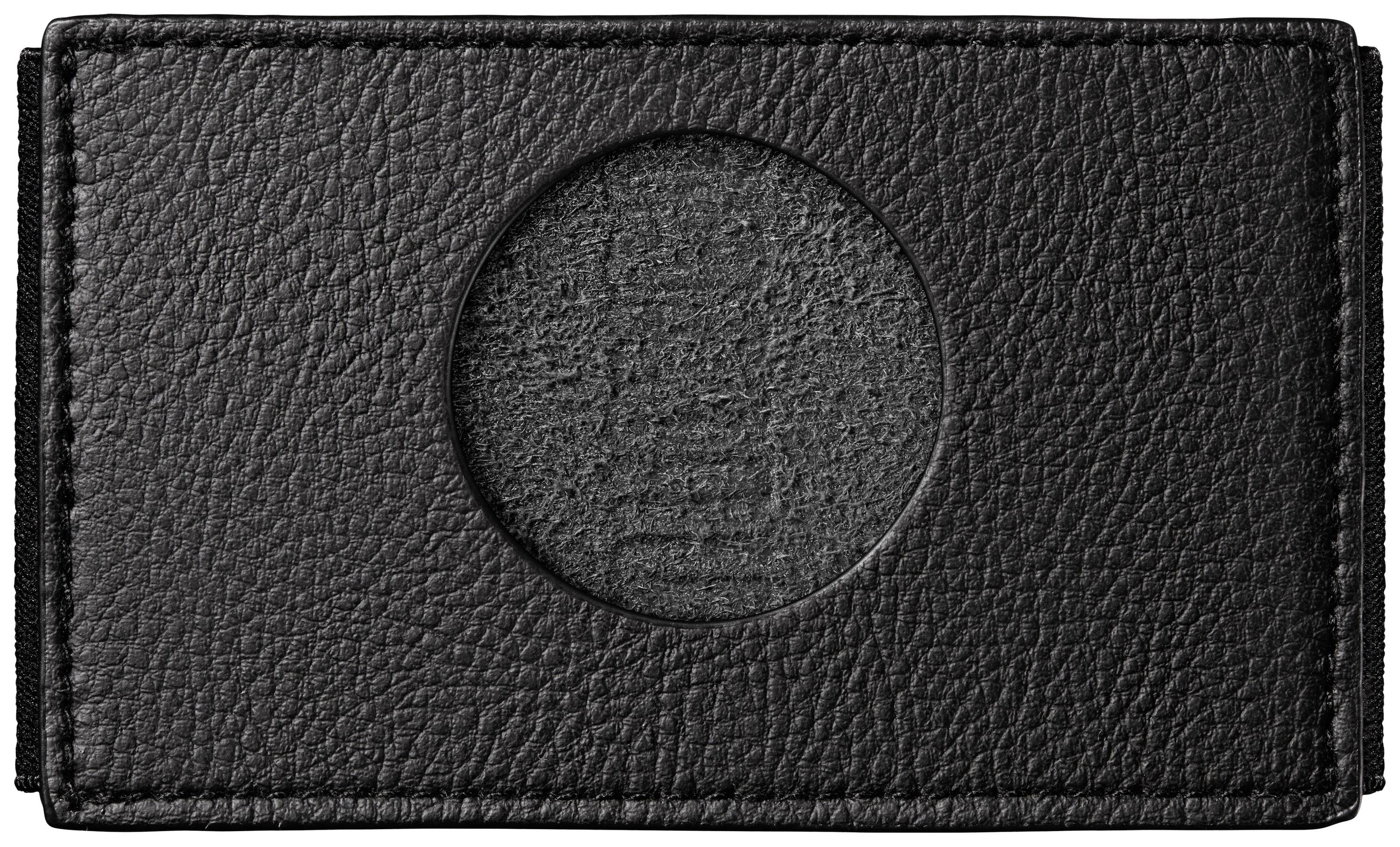 Černá kožená peněženka s kruhovým výřezem na přední straně, která vykazuje strukturovaný povrch.
