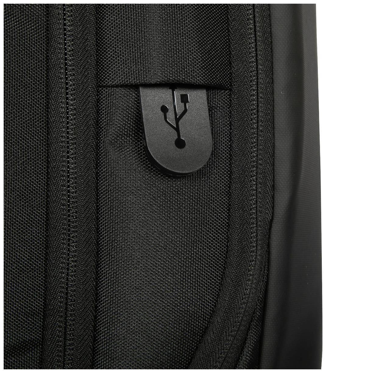 Detailní záběr černého batohu s integrovaným USB portem na boku.