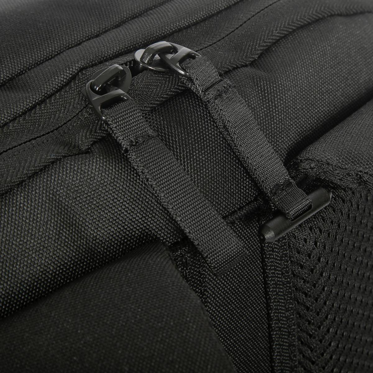 Černý zip pro cestovní nebo sportovní tašku z odolného materiálu, viditelné jsou jezdce a části tašky.