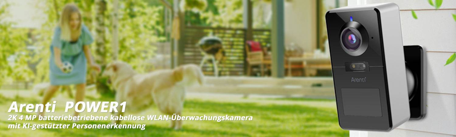 Sledovací kamera Arenti POWER1 na stěně, v rozostřeném pozadí dítě a pes na zahradě.