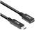 USB-C na USB-C kabel v černé barvě, vhodný pro nabíjení a přenos dat, zobrazený v detailním záběru.