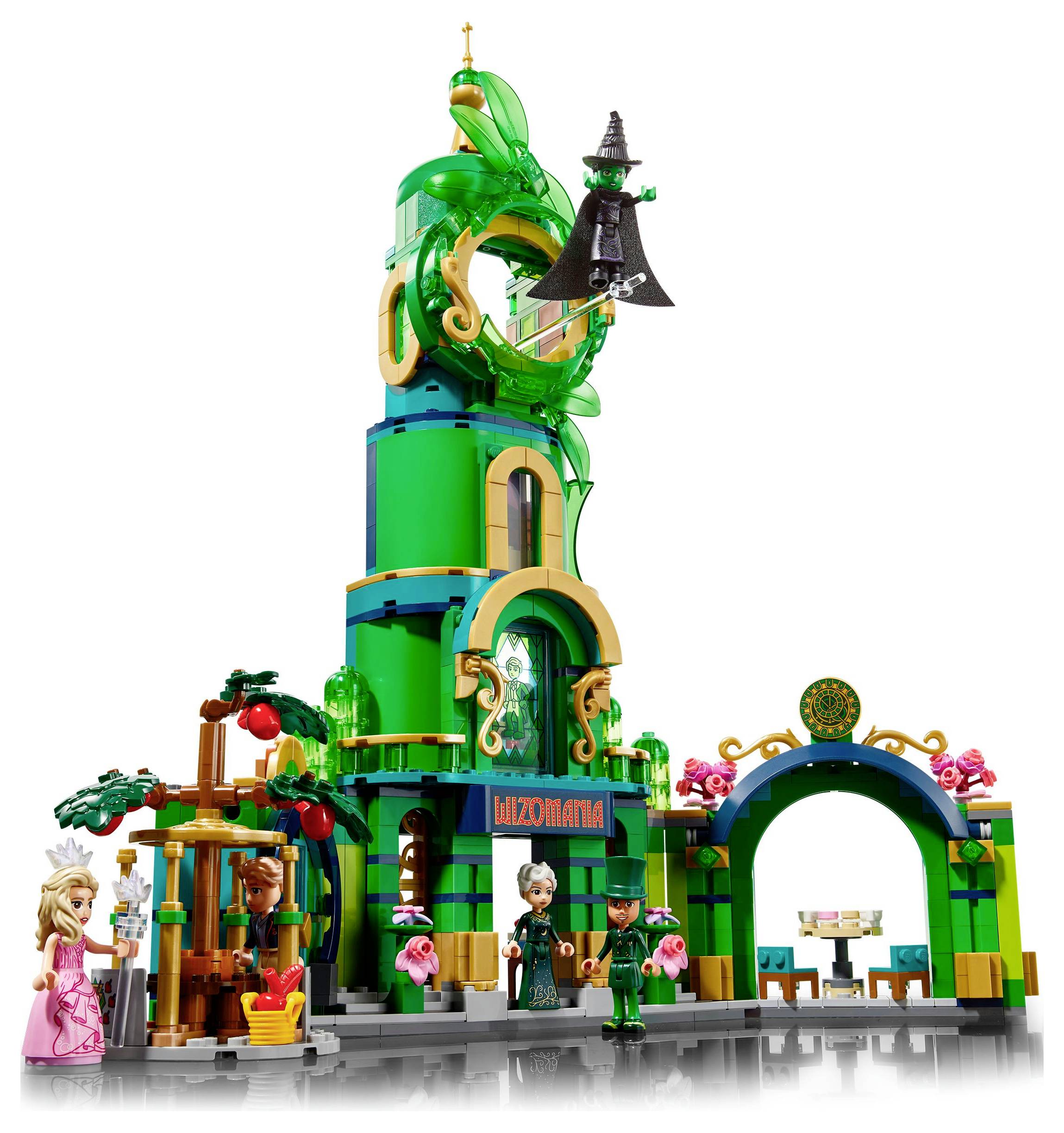 Stavebnice LEGO zobrazuje smaragdově zelené věžovité stavení s figurkami: jedna čarodějka a dva další postavy. Jsou viditelné dekorativní detaily a květinové prvky.