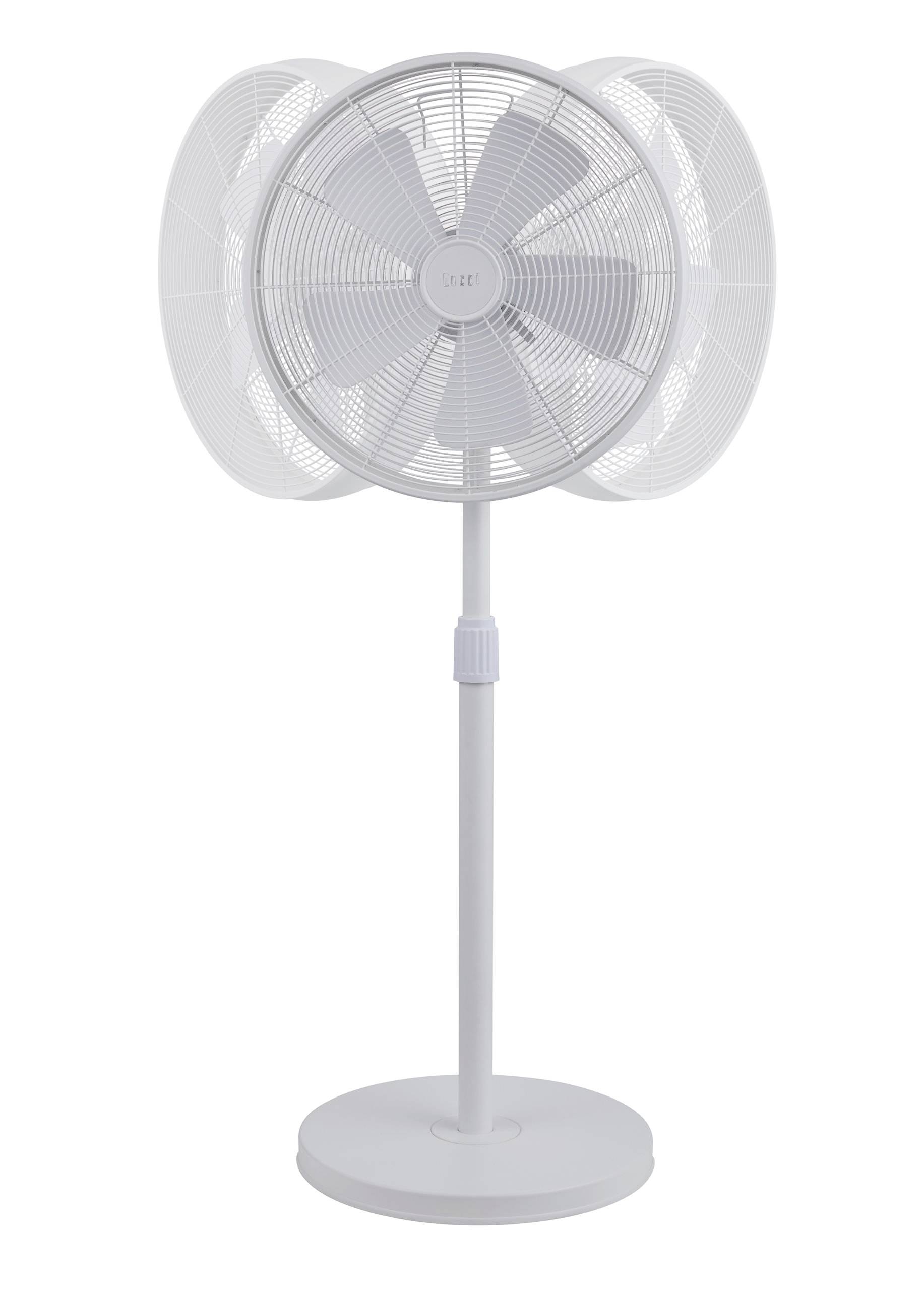 Bílý stojanový ventilátor s oscilační hlavou na kulatém podstavci. Ideální pro cirkulaci vzduchu uvnitř místnosti.