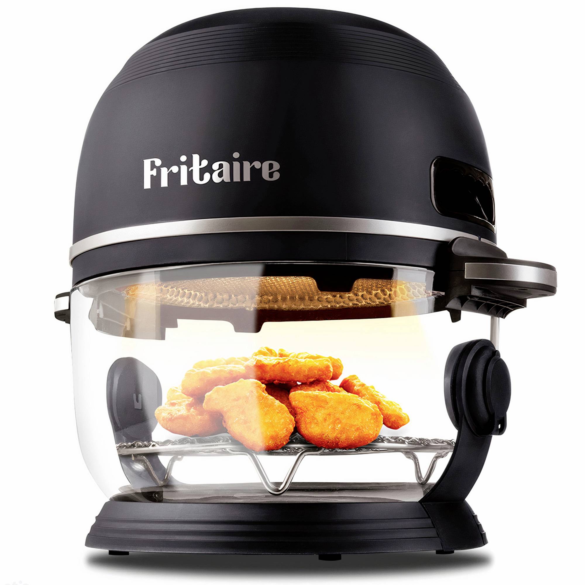 Černný poklop fritézy se slovem 'Fritaire' na povrchu, v jehož vnitřku jsou viditelné kousky kuřecího masa.