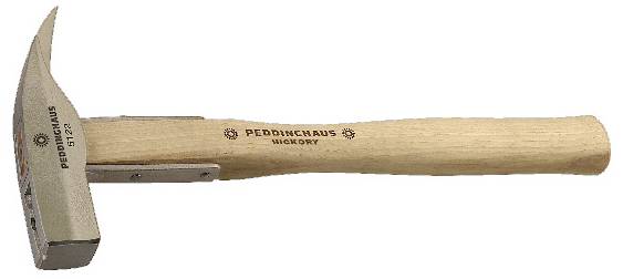 Kladivo se dřevěnou rukojetí a kovovým hlavou, s vyznačeným jménem 'Peddinghaus' a 'Hickory', položené na boku.