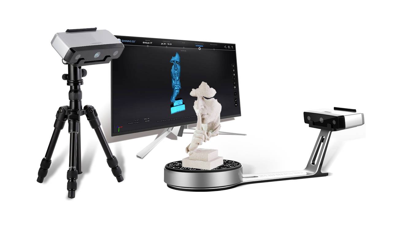 3D skenovací systém s monitorem, zobrazující digitálně zachycenou sochu. Skener umístěný na stativu je zaměřen na fyzickou sochu na otočném stole.
