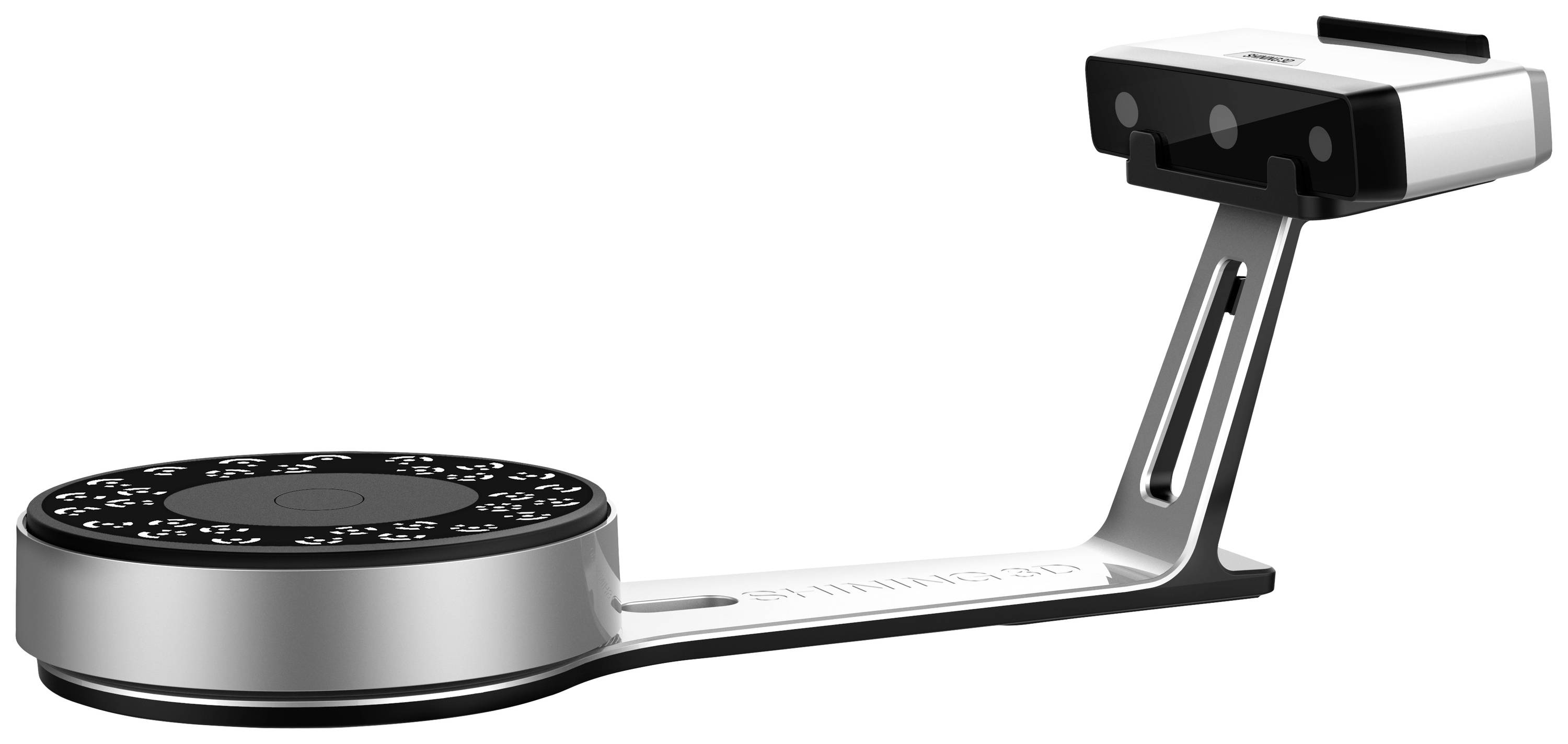 3D skener v stříbrné a černé barvě, skládající se z kruhové plošiny a pohyblivého skenovacího ramene, používaný pro přesné digitální modelování.