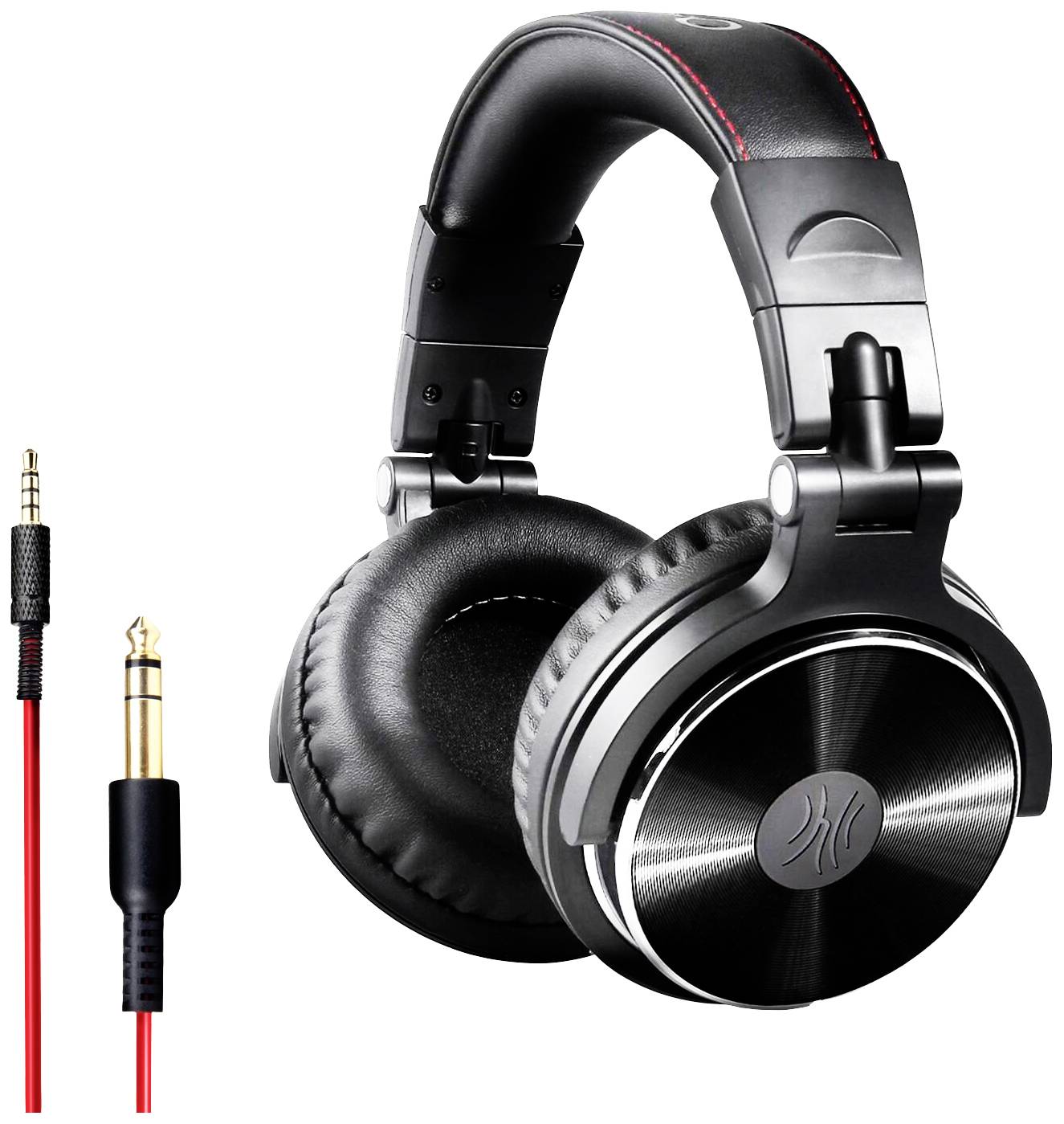 Černé over-ear sluchátka s polstrovaným obloukem a stříbrným logem na mušlích, vedle nich černý a červený audio kabel.
