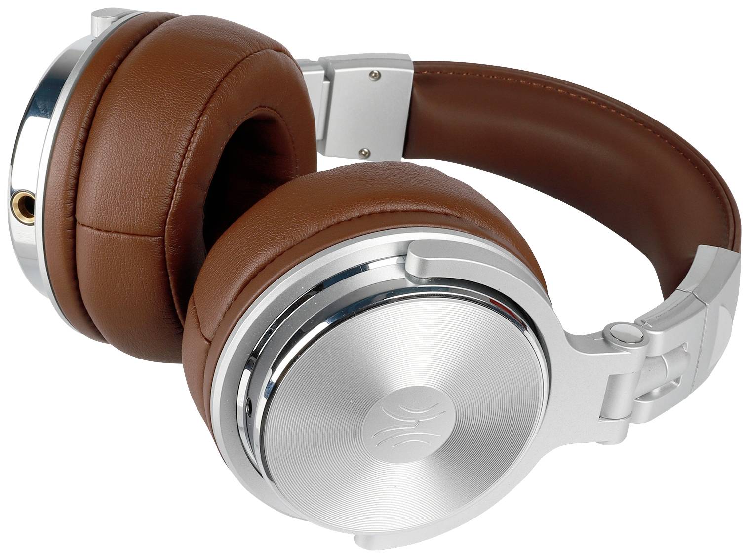 Hnědé a stříbrné over-ear sluchátka z kovu a kůže leží navzájem pootočené na bílém povrchu.
