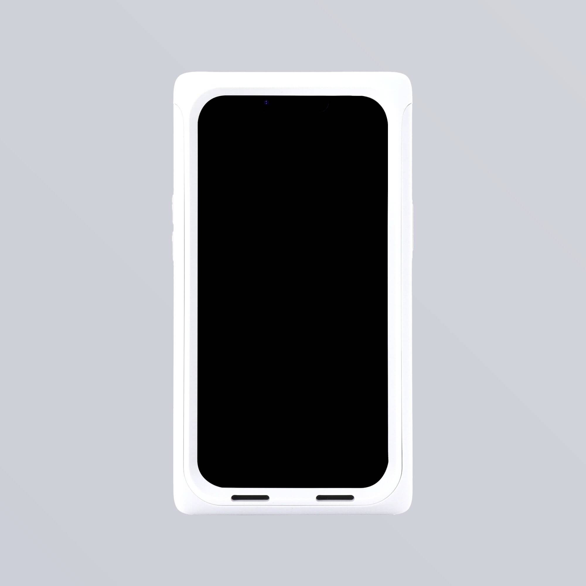 Bílý smartphone před šedým pozadím. Displej je vypnutý.