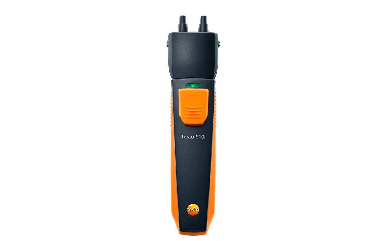 Digitální manometr Testo 510i pro měření tlaku. Černé a oranžové ruční zařízení, kompaktní a uživatelsky přívětivé.