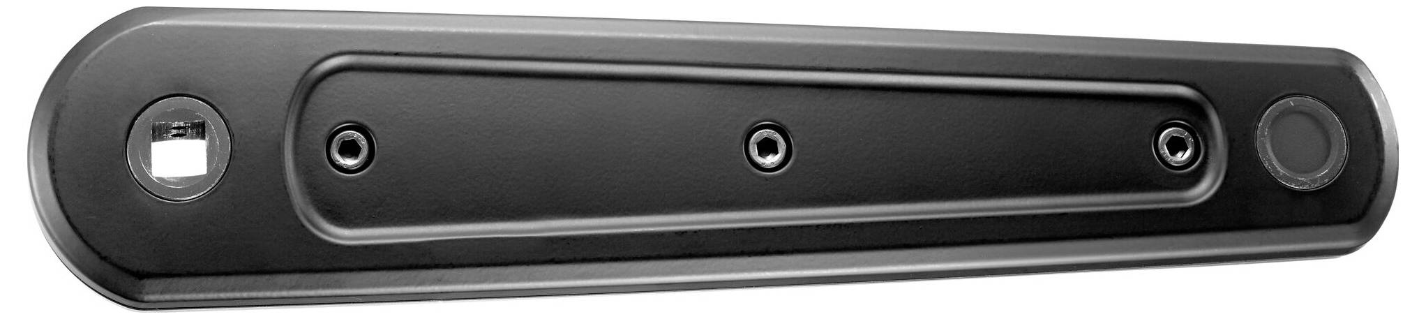 Černá plastová deska obdélníkového tvaru se zaoblenými konci a čtyřmi otvory, dva z nich umístěné na koncích, v kovovém prostředí.