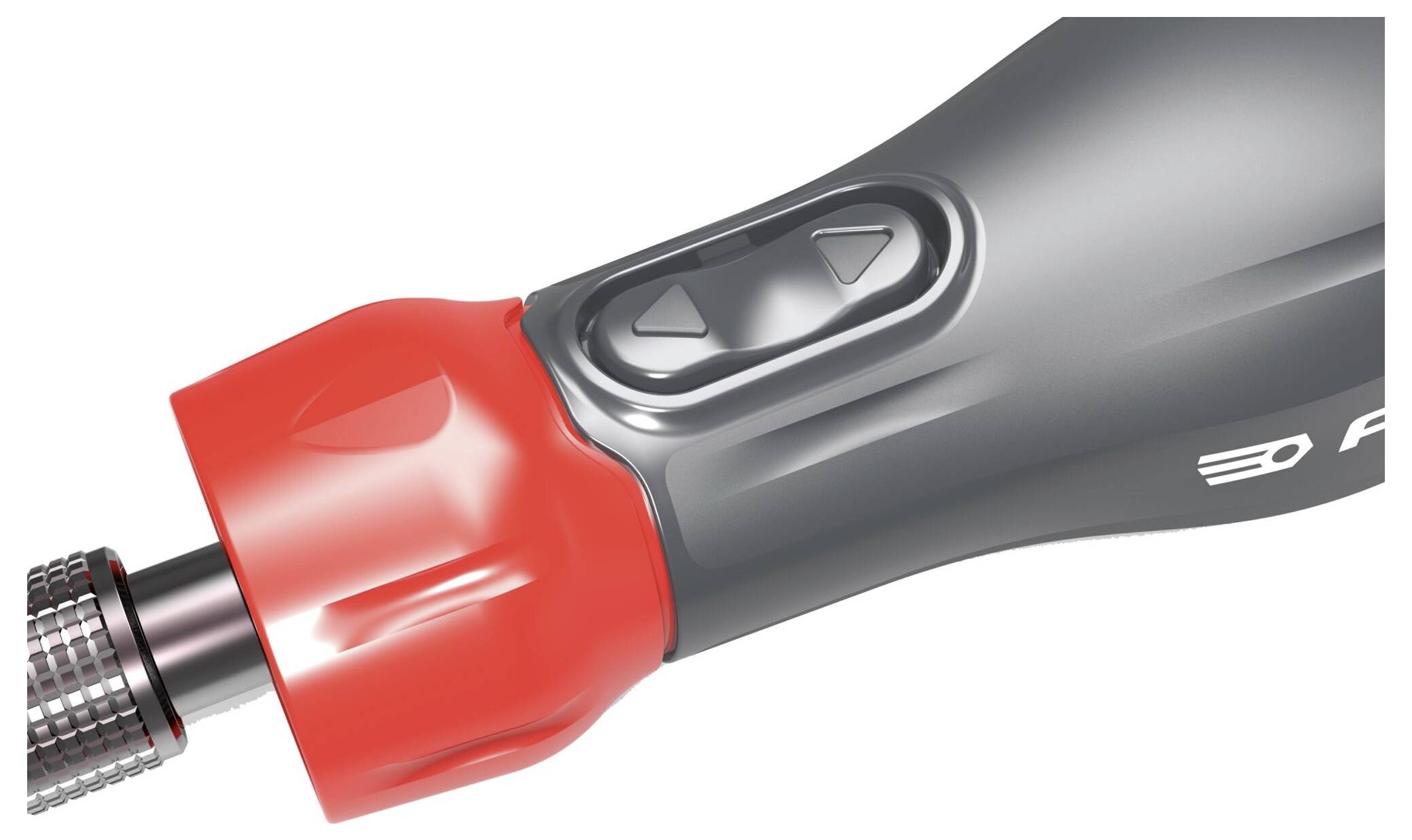 Výřez šedého a červeného elektrického nástroje se dvěma ovládacími tlačítky. Hlavní fokus je na ergonomické rukojeti.