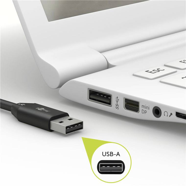 Detailní záběr notebooku, který ukazuje USB-A, Mini DisplayPort a další konektory na jeho boku. Vedle je položen kabel s USB konektorem.