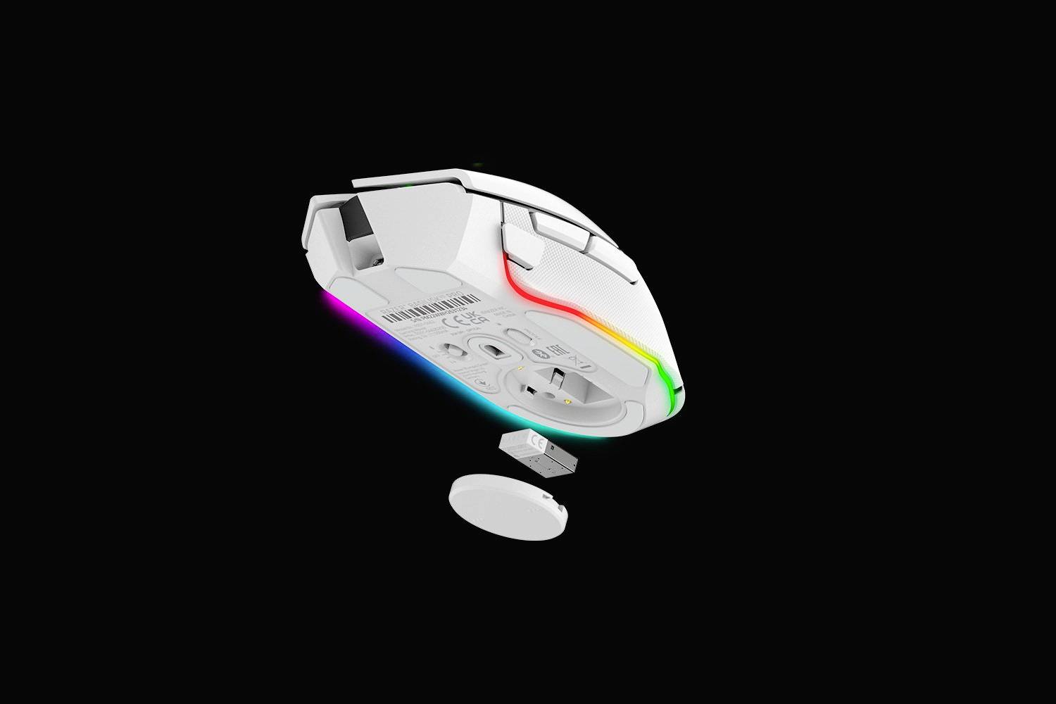 Bílá herní myš s RGB podsvícením na spodní straně, zobrazená z bočního pohledu na černém pozadí.