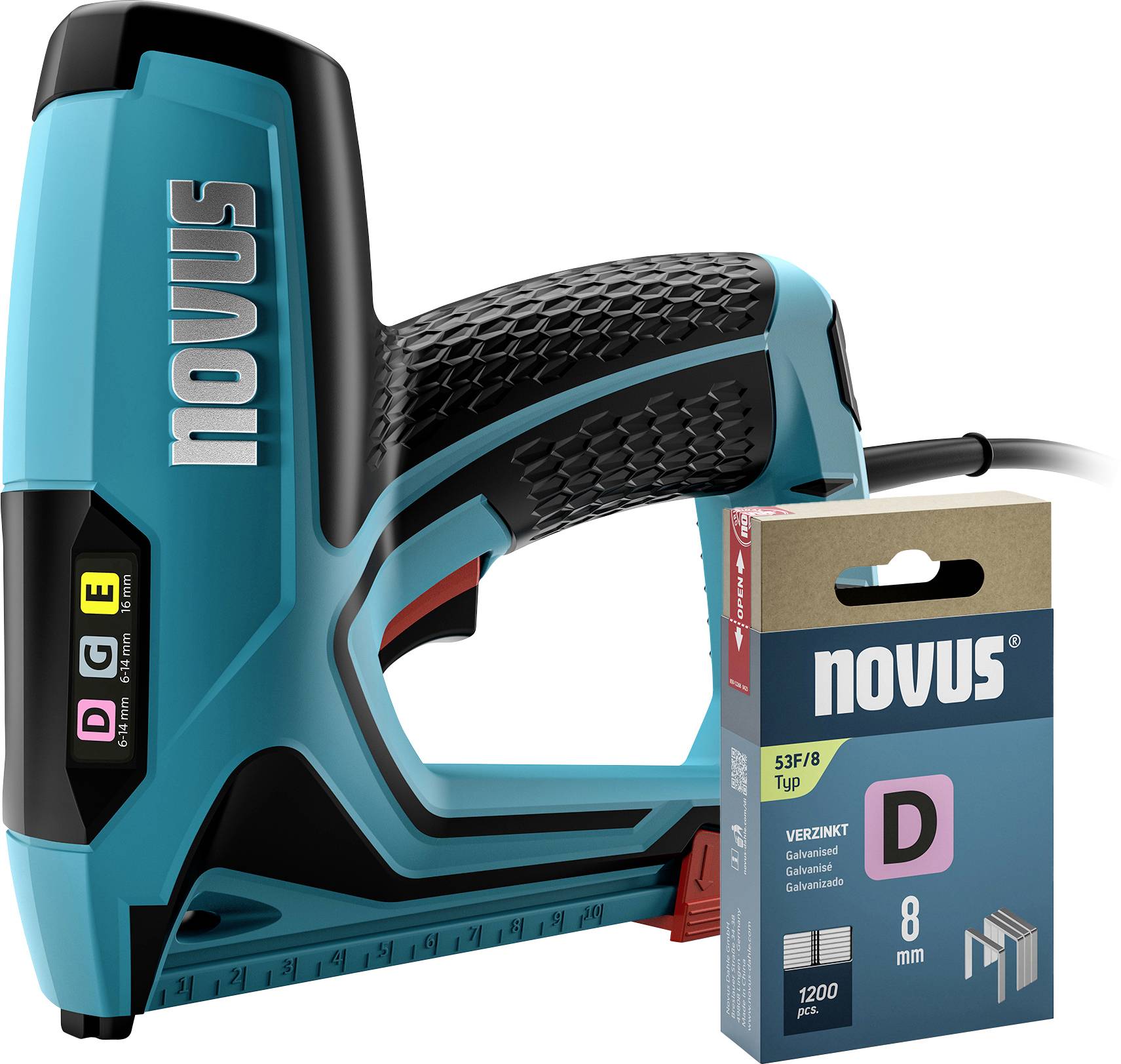 Modrý elektropřistroj na sponky značky Novus s ergonomickou rukojetí, vedle kterého leží krabička sponek.
