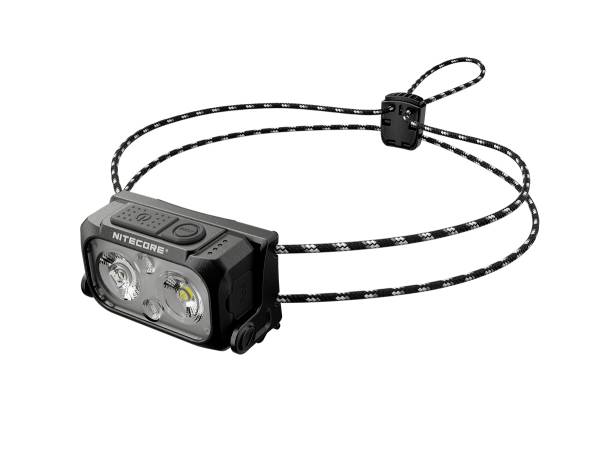 Dvoubarevná čelovka od Nitecore s nastavitelným popruhem a dvěma LED diodami, vhodná pro venkovní aktivity ve tmě.