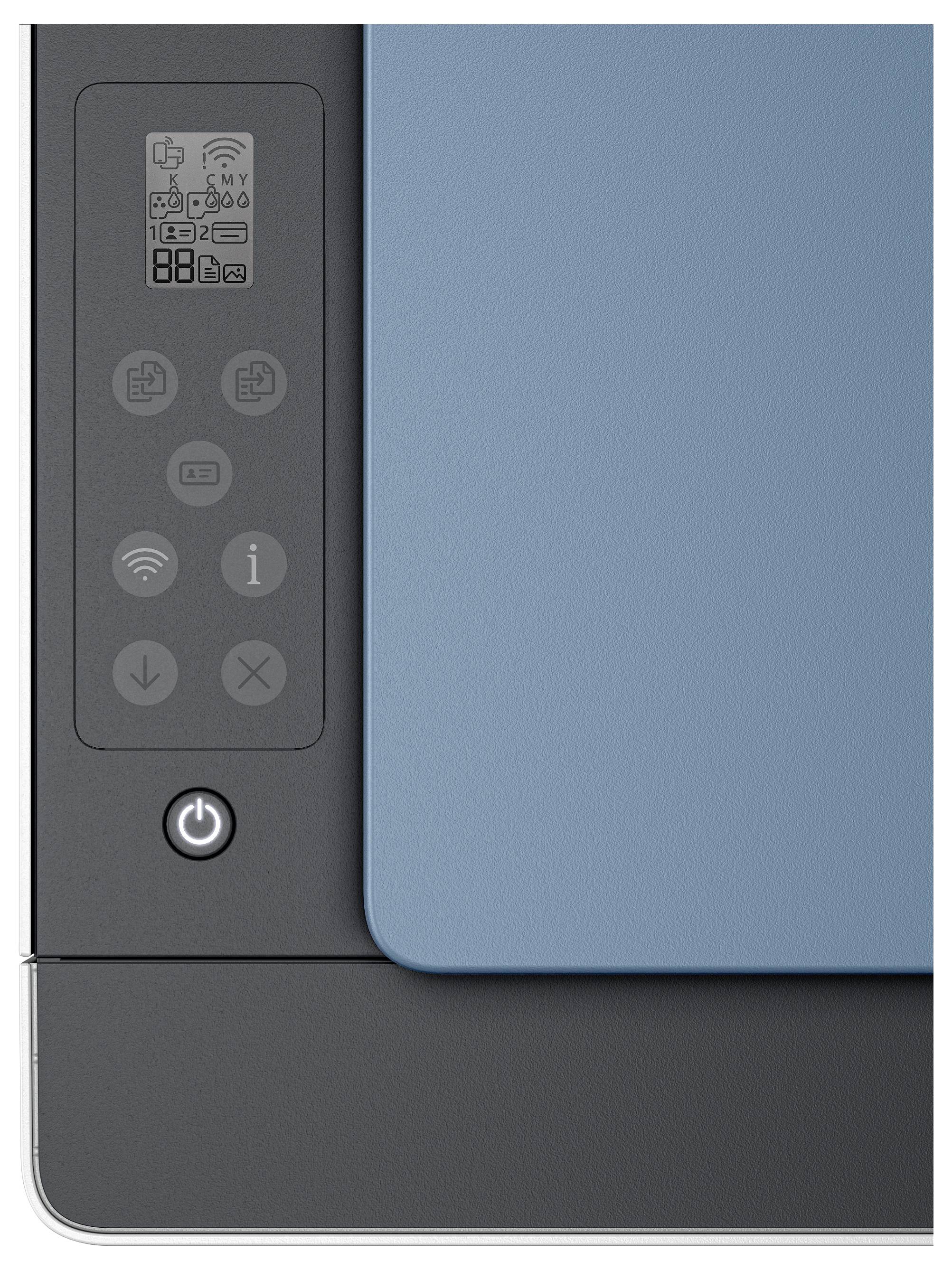 Detailní záběr na ovládací panel tiskárny s ikonami dotykové obrazovky a tlačítkem napájení vedle modrého krytu tiskárny.