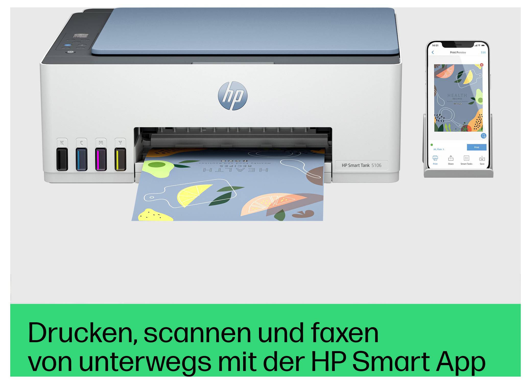 Tiskárna HP vytiskne barevnou stránku vedle chytrého telefonu, přičemž německý text propaguje tisk, skenování a faxování na cestách s aplikací HP Smart.