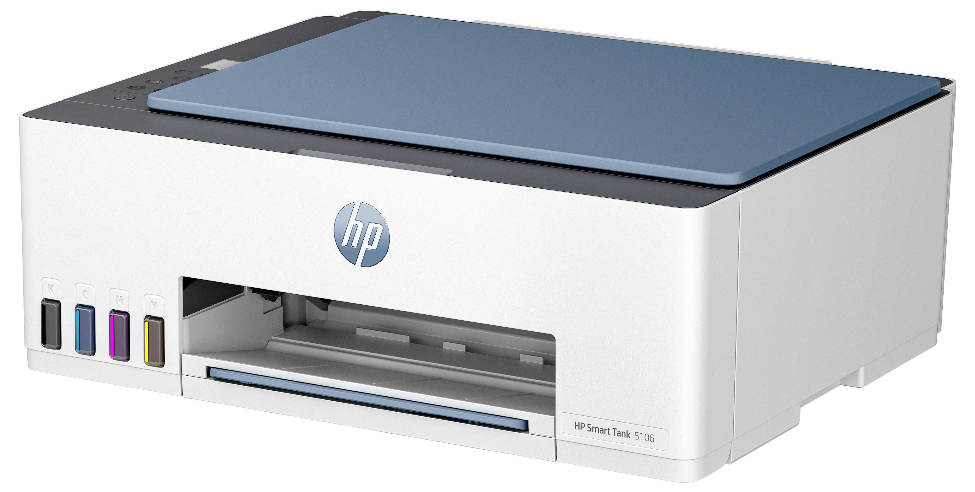 HP Smart Tank 5106 všestranná inkoustová tiskárna, bílá s modrou horní částí, pohled zepředu se zásuvkou na papír a čtyřmi zásobníky inkoustu viditelnými na levé straně.