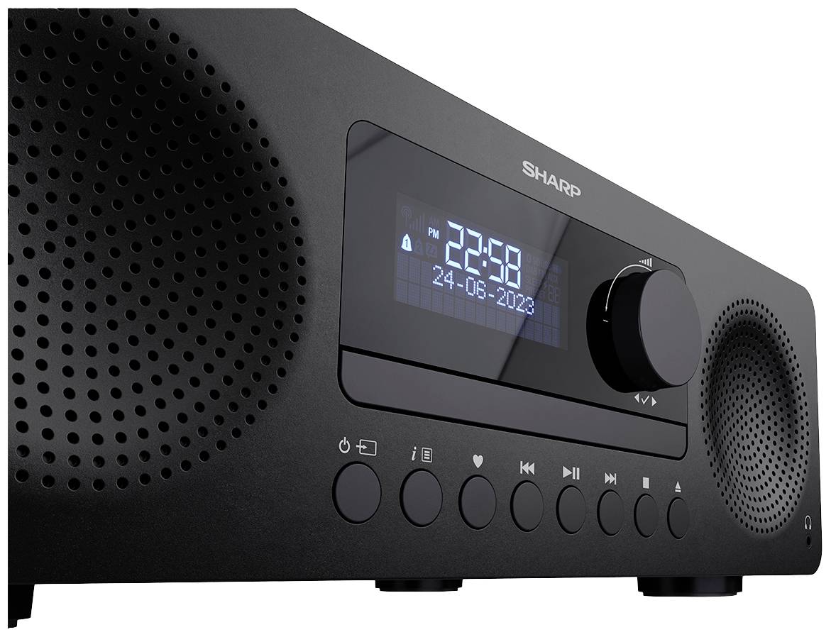 Černé rádio Sharp s digitálním displejem, který ukazuje čas '23:58' a datum '24-06-2023'. Velké reproduktory a několik ovládacích tlačítek.